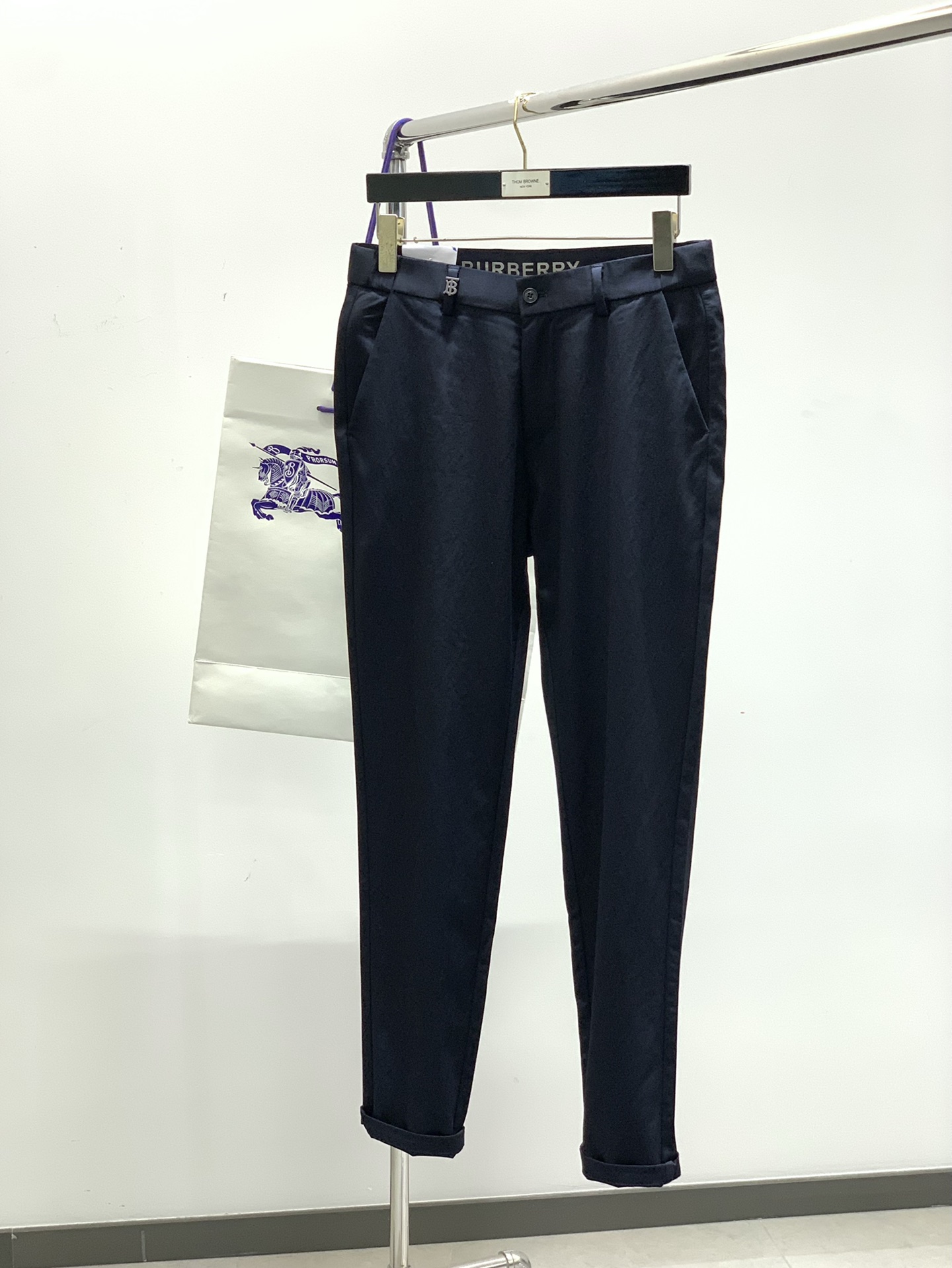NO:410566,, Double temperament BBR pure business style trousers... Imported fabric casual trousers, brand logo design behind it, comfortable upper body... absolutely sufficient tone. Size 31-40 without 37 39,,alexander wang19860909,气质翻倍 BBR纯正商务风格的西裤.....进口面料 休闲西裤,背后品牌标志设计,上身舒适..腔调绝对足.尺码31-40无37 39,,alexander wang,Men's clothing