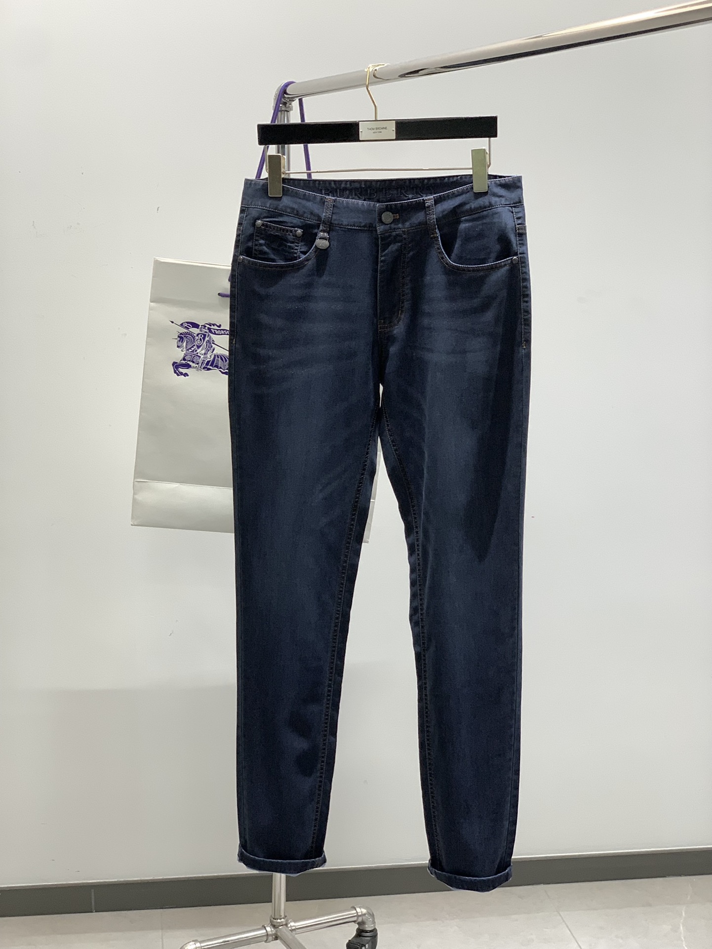 NO:413928,,BBR high fashion sense, denim fabric, dark blue washing jeans The fabric is very special, super fine imitation cotton yarn blend, super soft and comfortable. It has a casual, casual, and a relaxed and fashionable feeling. The fabric is refreshing, slightly stretchy, super soft and long-lasting, the whole pants are all traditional hand-wiping technology, natural stone grinding and light fermentation. The style belongs to the combination of small straight feet, and the details are exquisite. Size 30-40, 37.39, ,jeans,alexander wang19860909,BBR 高级时装感,牛仔面料 , 深蓝色洗水牛仔裤 面料很特殊,超细精仿棉纱混纺,超柔舒适感. 具备牛仔随性感 ,休闲感 , 亦有轻松感 ,时尚感. 布面清爽,微弹力,超柔穿着时间长, 整条裤子全传统手擦工艺,自然石磨轻酵洗水. 版型属于合体小直脚剪裁,细节精致感. 尺码 30-40远37.39,,jeans,alexander wang,Men's clothing