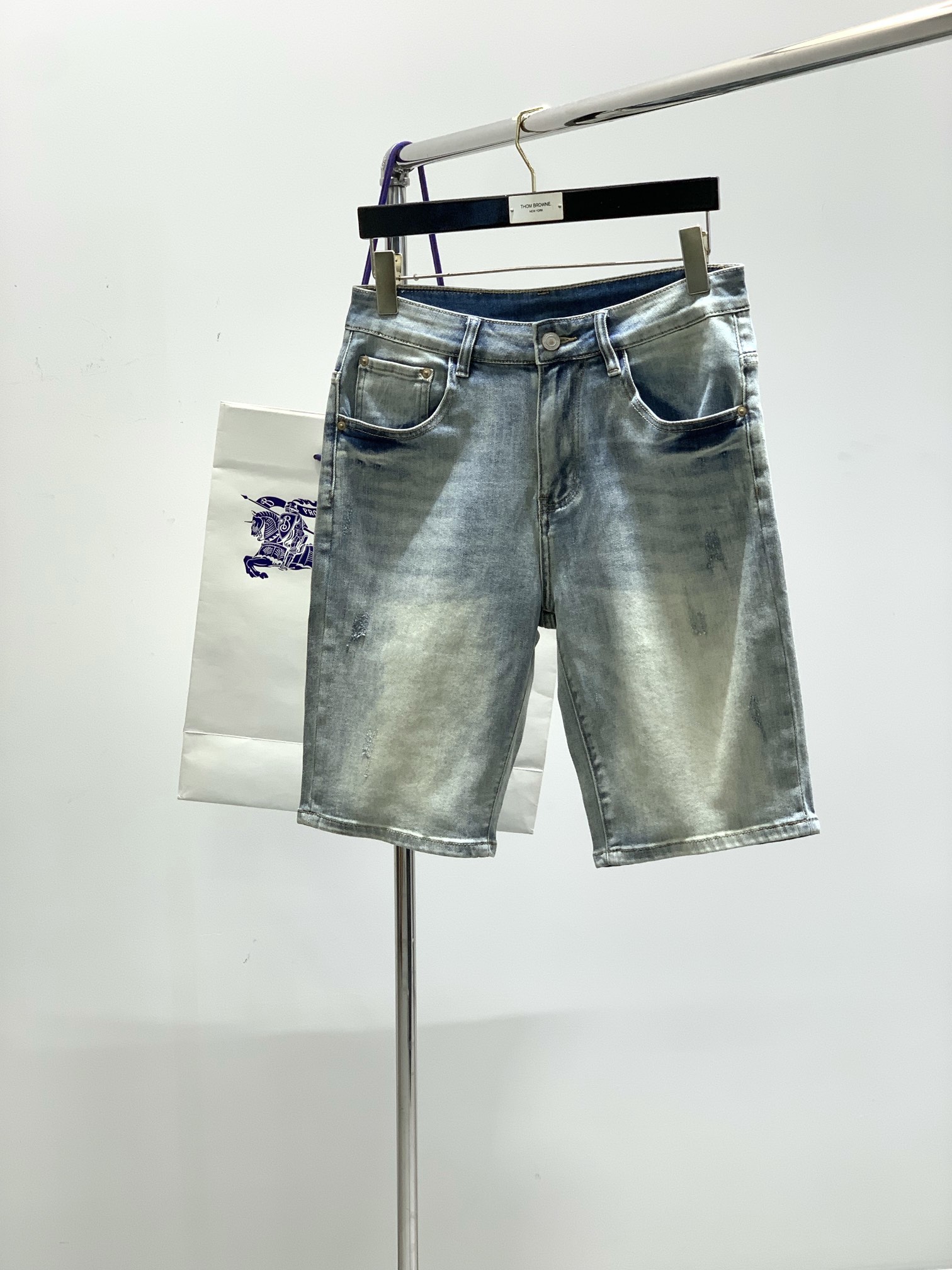 NO:159170,,Burberry Burberry, new spring products, official website counters are available at the same time, original singles, super stylish jeans, customized original washing denim fabric, unique design, metal pattern logo, original hardware and auxiliary decoration, extremely superior jeans, the materials and craftsmanship are extremely luxurious and exquisite, the grade is extremely high, the upper body is handsome and stylish, recommended, digits 29-38, ,burberry, burberry, jeans, alexander wang19860909,Burberry 巴宝莉,春季新品,官网专柜同步有售,原单狠货,超级有范儿的一款牛仔裤,定制原版水洗牛仔面料,独特设计,金属图案logo,原版五金辅料装饰,极为翘楚的一款牛仔裤,用料与工艺都极致奢华精湛,档次极高,上身帅气有型,推荐,码数29-38,,burberry,burberry,jeans,alexander wang,Men's clothing