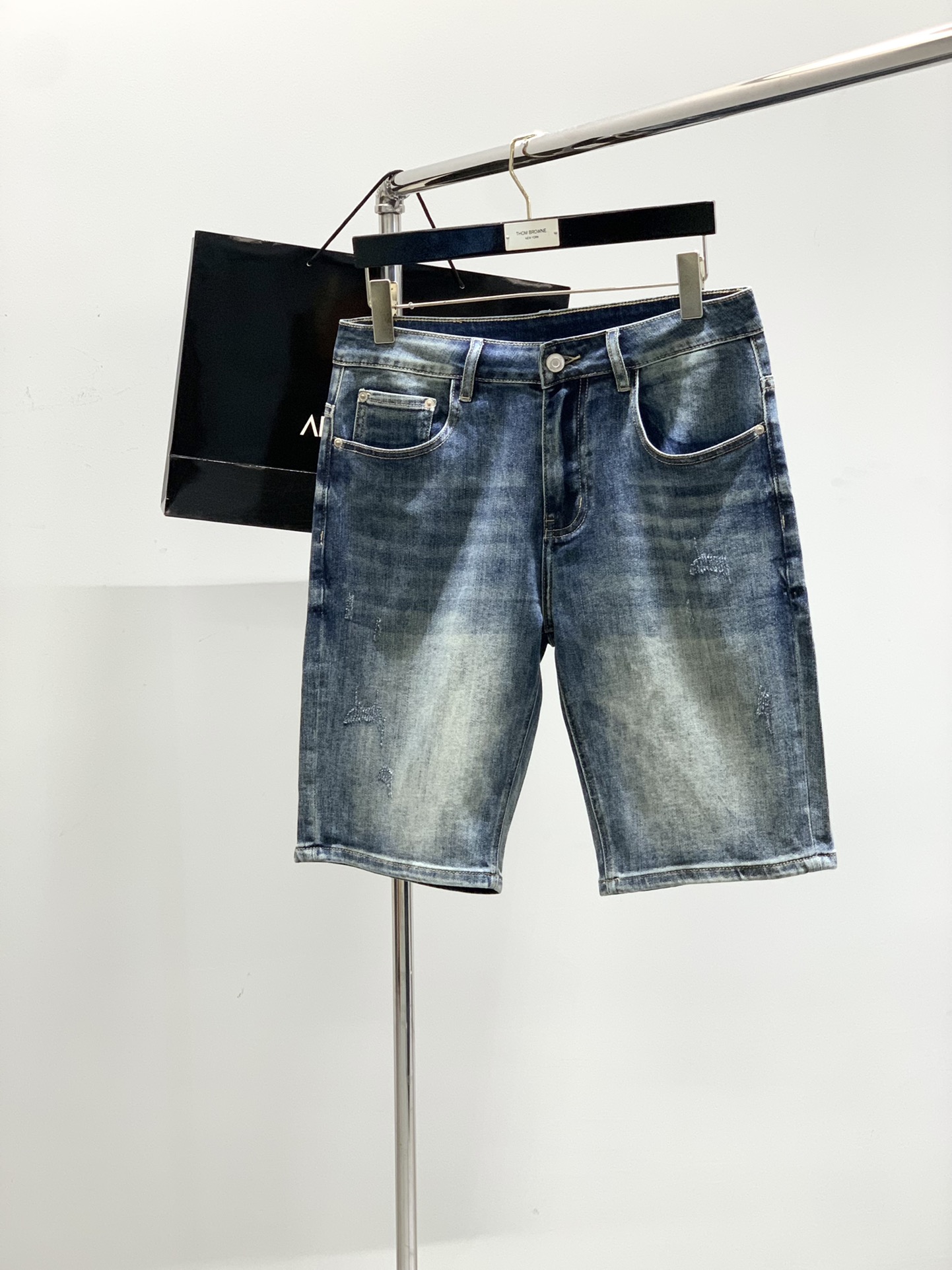 NO:159168,,ARCTERYX Archaeoptera bird, new summer products, fashionable and casual washing denim shorts, available at the same time for sale in the counter, original singles, imported original fabric, top-grade printing craft letter pattern logo, original hardware and auxiliary materials decoration, extremely high grade, calm and versatile, handsome and stylish upper body, 29-38, arc'teryx, shorts, alexander wang19860909,ARCTERYX 始祖鸟,夏季新品,时尚休闲水洗牛仔短裤,专柜同步有售,原单狠货,采用进口原版面料,顶级印花工艺字母图案logo,原版五金辅料装饰,档次极高,从容百搭,上身帅气有型,码数29-38,arc'teryx,shorts,alexander wang,Men's clothing