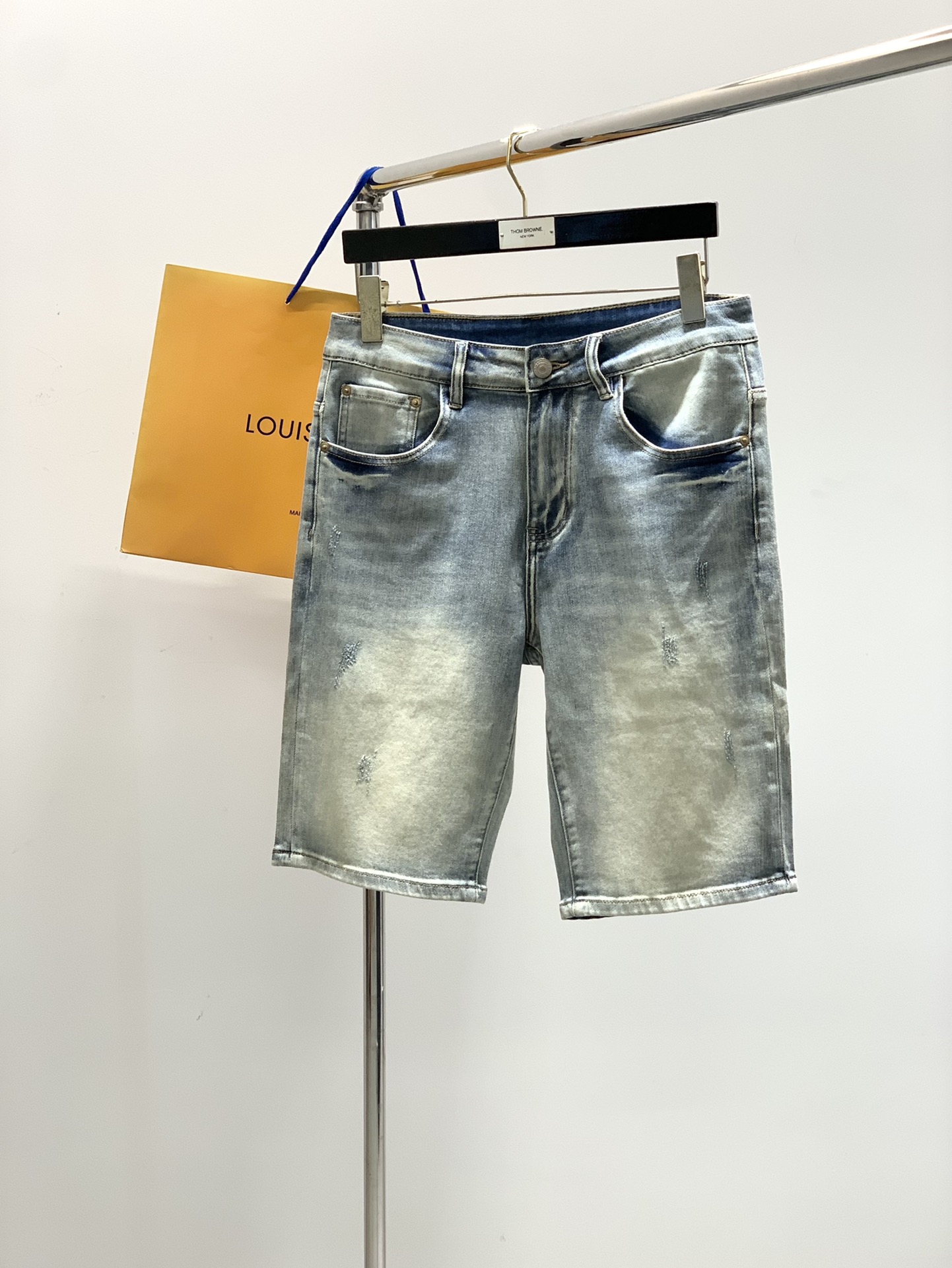 NO:410560,,Louis Vuitton, new summer style, special counters are available at the same time, original single product, wash casual denim shorts, imported original washing elastic fabric, comfortable and elastic, top-level printing craft letter pattern logo, original hardware and auxiliary decoration, unique design, comfortable and breathable, top body handsome, yards 29-38, no 35,37,,louis vuitton,louis vuitton, shorts,alexander wang19860909,LouisVuitton 路易威登,夏季新款,专柜同步有售,原单狠货,水洗休闲牛仔短裤,进口原版水洗弹力面料,舒适有弹性,顶级印花工艺字母图案logo,原版五金辅料装饰,独特设计,舒适透气,上身帅气十足,码数29-38,无35,37,,louis vuitton,louis vuitton,shorts,alexander wang,Men's clothing