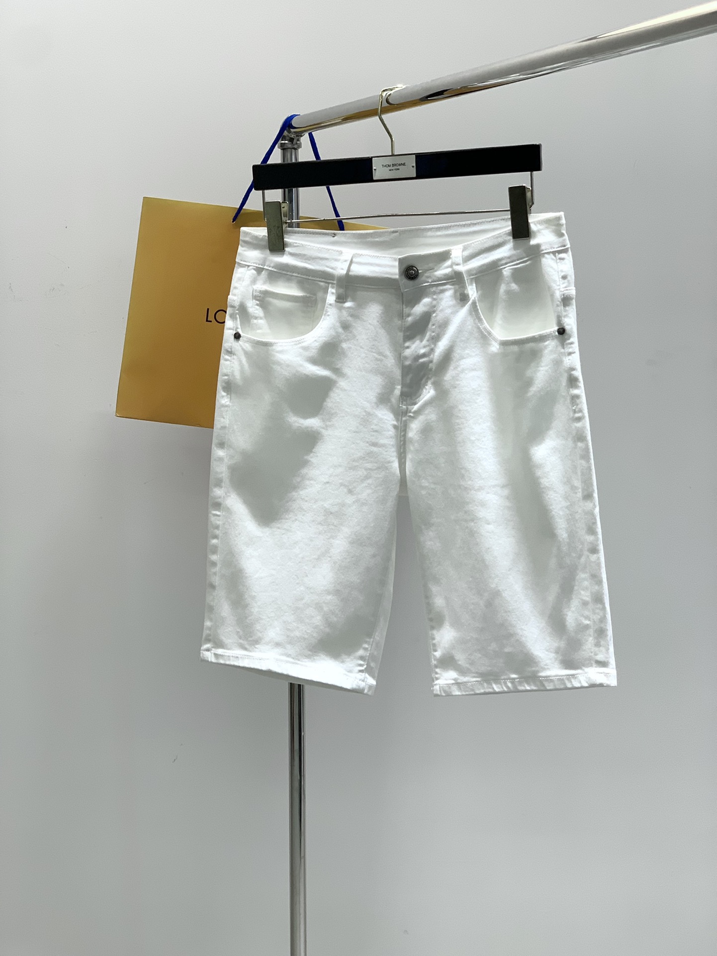 NO:413933,,Louis Vuitton, new summer style for 2025, special counters are available at the same time, original single product, washable casual denim shorts, imported original washing elastic fabric, comfortable and elastic, top-level printing craft letter pattern logo, original hardware and auxiliary decoration, unique design, comfortable and breathable, top body handsome, 2 colors recommended, 29-38, no 35,37,,louis vuitton,louis vuitton, shorts,alexander wang19860909,LouisVuitton 路易威登,2025夏季新款,专柜同步有售,原单狠货,水洗休闲牛仔短裤,进口原版水洗弹力面料,舒适有弹性,顶级印花工艺字母图案logo,原版五金辅料装饰,独特设计,舒适透气,上身帅气十足,2色推荐,码数29-38,无35,37,,louis vuitton,louis vuitton,shorts,alexander wang,Men's clothing