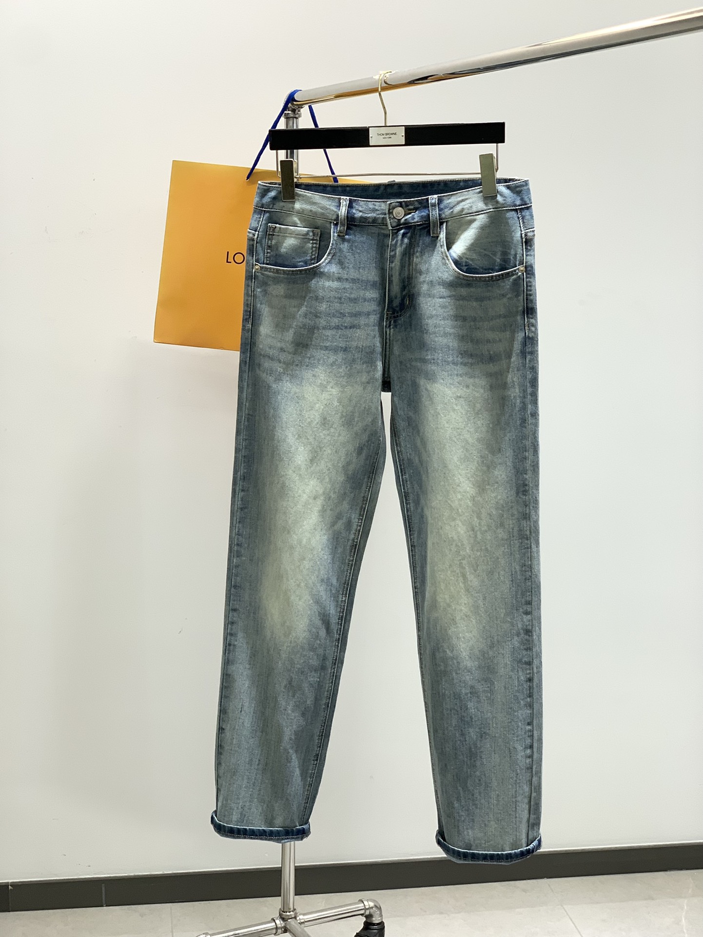 NO:410524,,Louis Vuitton, new spring style, special counters are available at the same time, original single product, wash casual jeans, imported original washing elastic fabric, comfortable and elastic, top-level printing craft letter pattern logo, original hardware and auxiliary decoration, unique design, comfortable and breathable, top-body handsome, digits 29-38, no 35,37,,louis vuitton,louis vuitton,jeans,alexander wang19860909,LouisVuitton 路易威登,春季新款,专柜同步有售,原单狠货,水洗休闲牛仔裤,进口原版水洗弹力面料,舒适有弹性,顶级印花工艺字母图案logo,原版五金辅料装饰,独特设计,舒适透气,上身帅气十足,码数29-38,无35,37,,louis vuitton,louis vuitton,jeans,alexander wang,Men's clothing