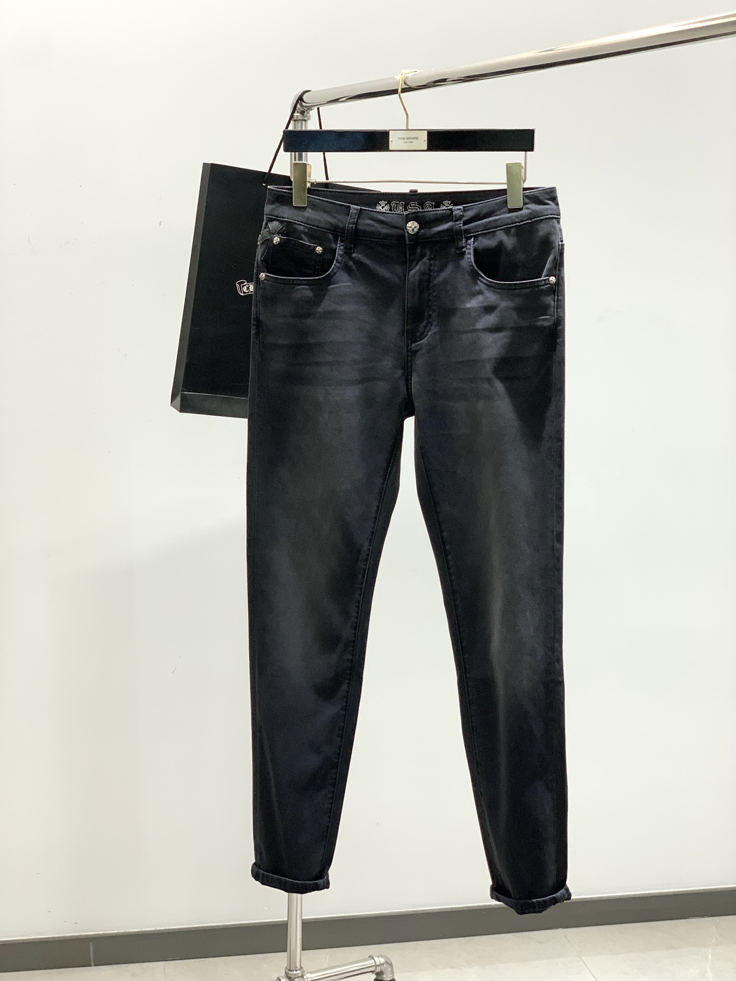 NO:410591,,Chrome Hearts, new spring products, special counters are available at the same time, original singles, fashionable and casual washing jeans, imported original fabric, top-grade embroidery craft letter pattern logo, original hardware and accessories decoration, unique design, top body fashionable and handsome, number 29-38, no 35,37, chrome hearts, chrome hearts, jeans, alexander wang19860909,Chrome Hearts 克罗心,春季新品,专柜同步有售,原单狠货,时尚休闲水洗牛仔裤,采用进口原版面料,顶级刺绣工艺字母图案logo,原版五金辅料装饰,独特设计,上身时尚帅气,码数29-38,无35,37,,chrome hearts,chrome hearts,jeans,alexander wang,Men's clothing