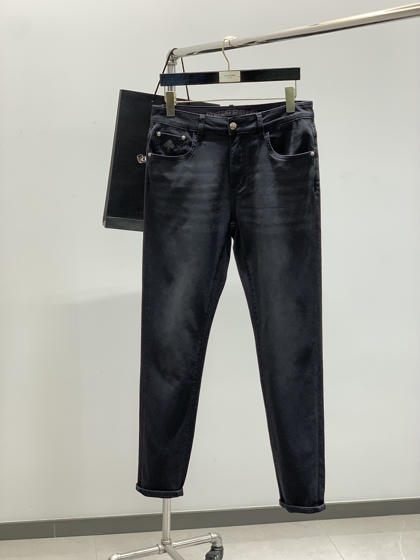 NO:159185,,Chrome Hearts, new spring products, special counters are available at the same time, original singles, fashionable and casual washing jeans, imported original fabric, top-grade embroidery craft letter pattern logo, original hardware accessories decoration, unique design, fashionable and handsome upper body, 29-38, ,chrome hearts, chrome hearts, jeans, alexander wang19860909,Chrome Hearts 克罗心,春季新品,专柜同步有售,原单狠货,时尚休闲水洗牛仔裤,采用进口原版面料,顶级刺绣工艺字母图案logo,原版五金辅料装饰,独特设计,上身时尚帅气,码数29-38,,chrome hearts,chrome hearts,jeans,alexander wang,Men's clothing