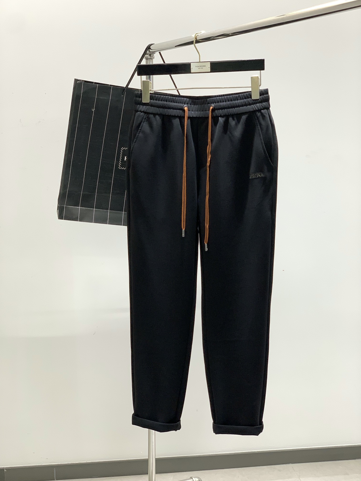 NO:410583,,Zegna Zegna, the latest spring products, special counters are available at the same time, original singles, fashionable casual pants, imported original fabrics, comfortable and breathable upper body, simple and easy to match, top-grade printing craft letter pattern decoration logo, original hardware and auxiliary materials decoration, extremely high grade, handsome and stylish upper body, code M-3XL, zegna, alexander wang19860909,Zegna 杰尼亚,春季最新品,专柜同步有售,原单狠货,时尚休闲裤,进口原版面料,上身舒适透气,简约易搭配,顶级印花工艺字母图案装饰logo,原版五金辅料装饰,档次极高,上身帅气有型,码数M-3XL,,zegna,alexander wang,Men's clothing