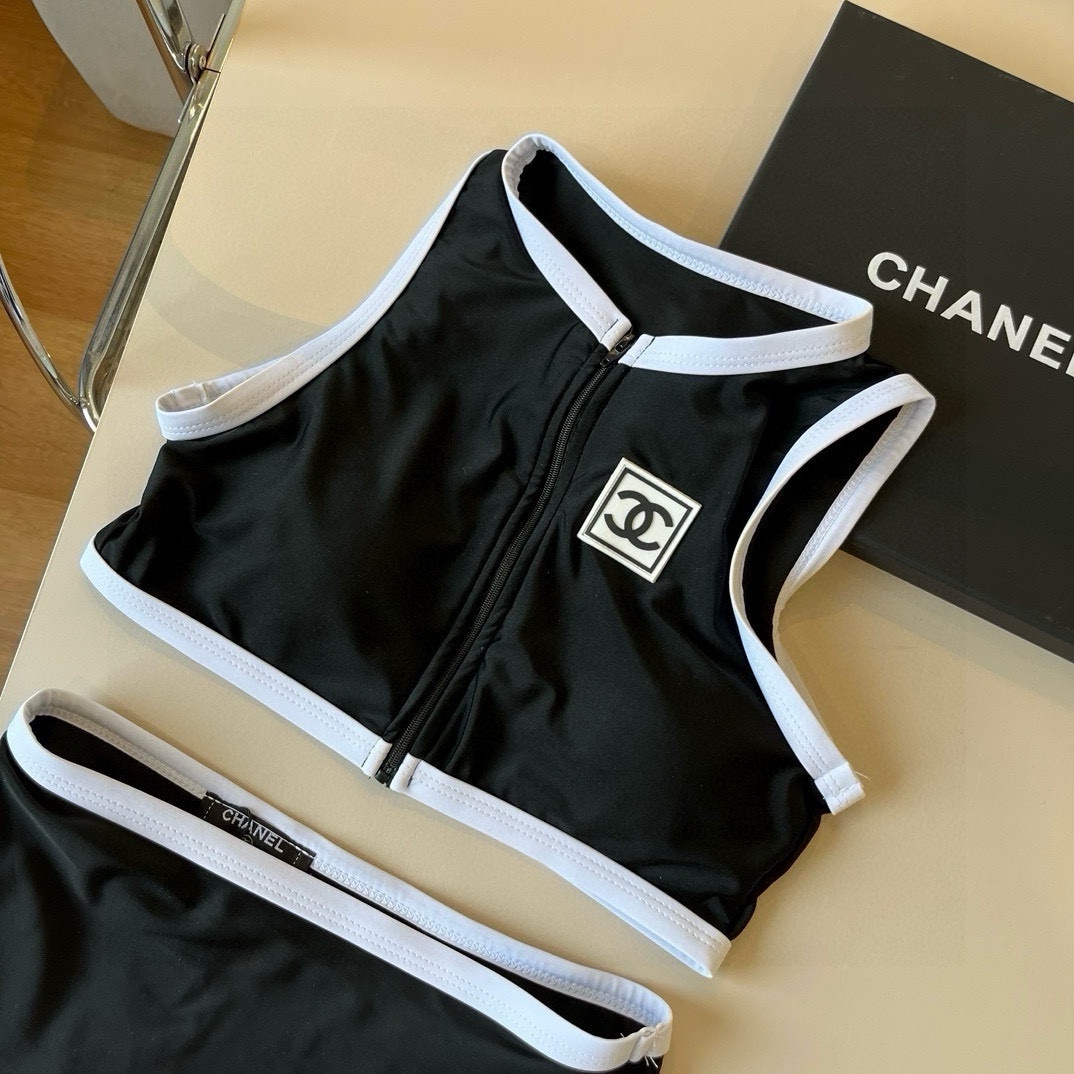 。
Chanel香奈儿新款分体泳衣😍🥰适合多种场景的游泳衣🏊‍♀️海边 游泳池 温泉 水上乐园 漂流都可