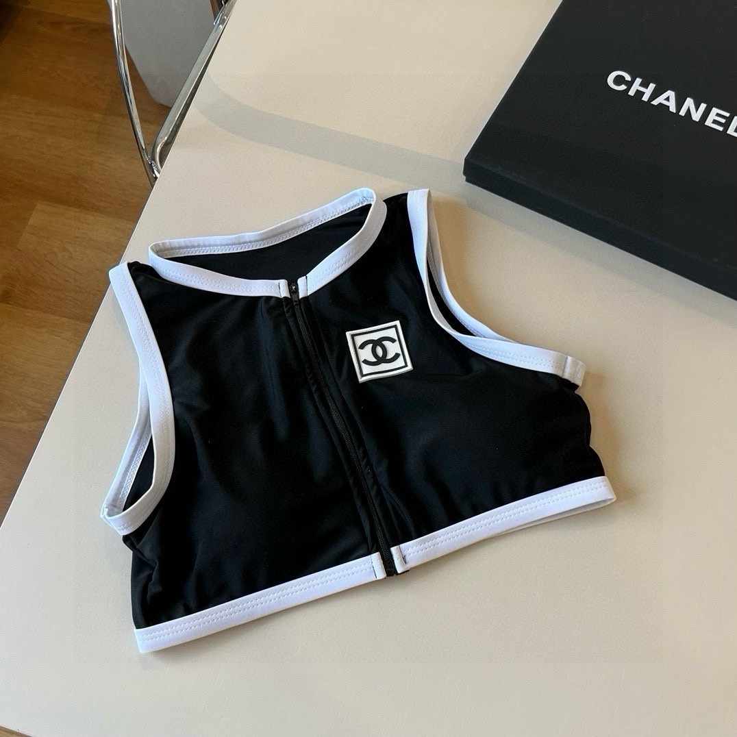 。
Chanel香奈儿新款分体泳衣😍🥰适合多种场景的游泳衣🏊‍♀️海边 游泳池 温泉 水上乐园 漂流都可