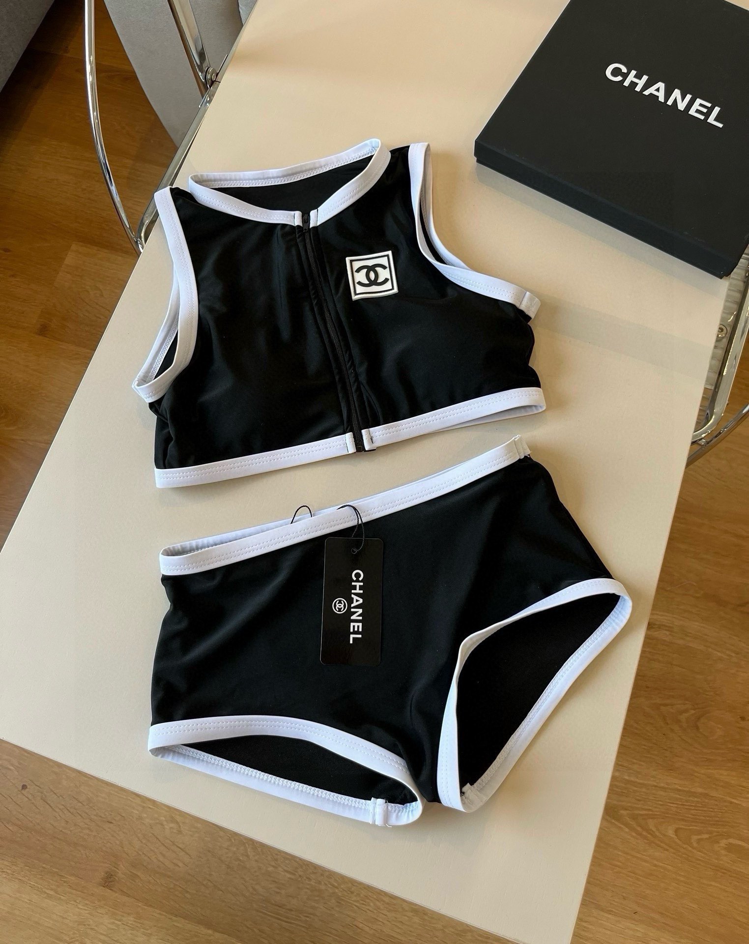 。
Chanel香奈儿新款分体泳衣😍🥰适合多种场景的游泳衣🏊‍♀️海边 游泳池 温泉 水上乐园 漂流都可