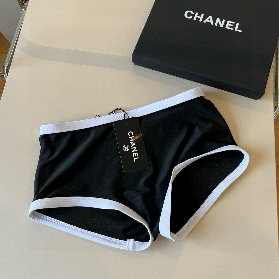。
Chanel香奈儿新款分体泳衣😍🥰适合多种场景的游泳衣🏊‍♀️海边 游泳池 温泉 水上乐园 漂流都可