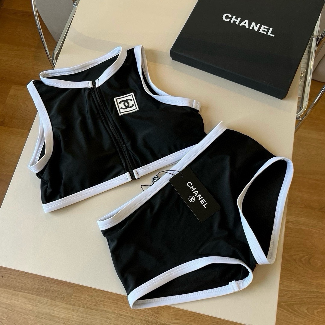 。
Chanel香奈儿新款分体泳衣😍🥰适合多种场景的游泳衣🏊‍♀️海边 游泳池 温泉 水上乐园 漂流都可