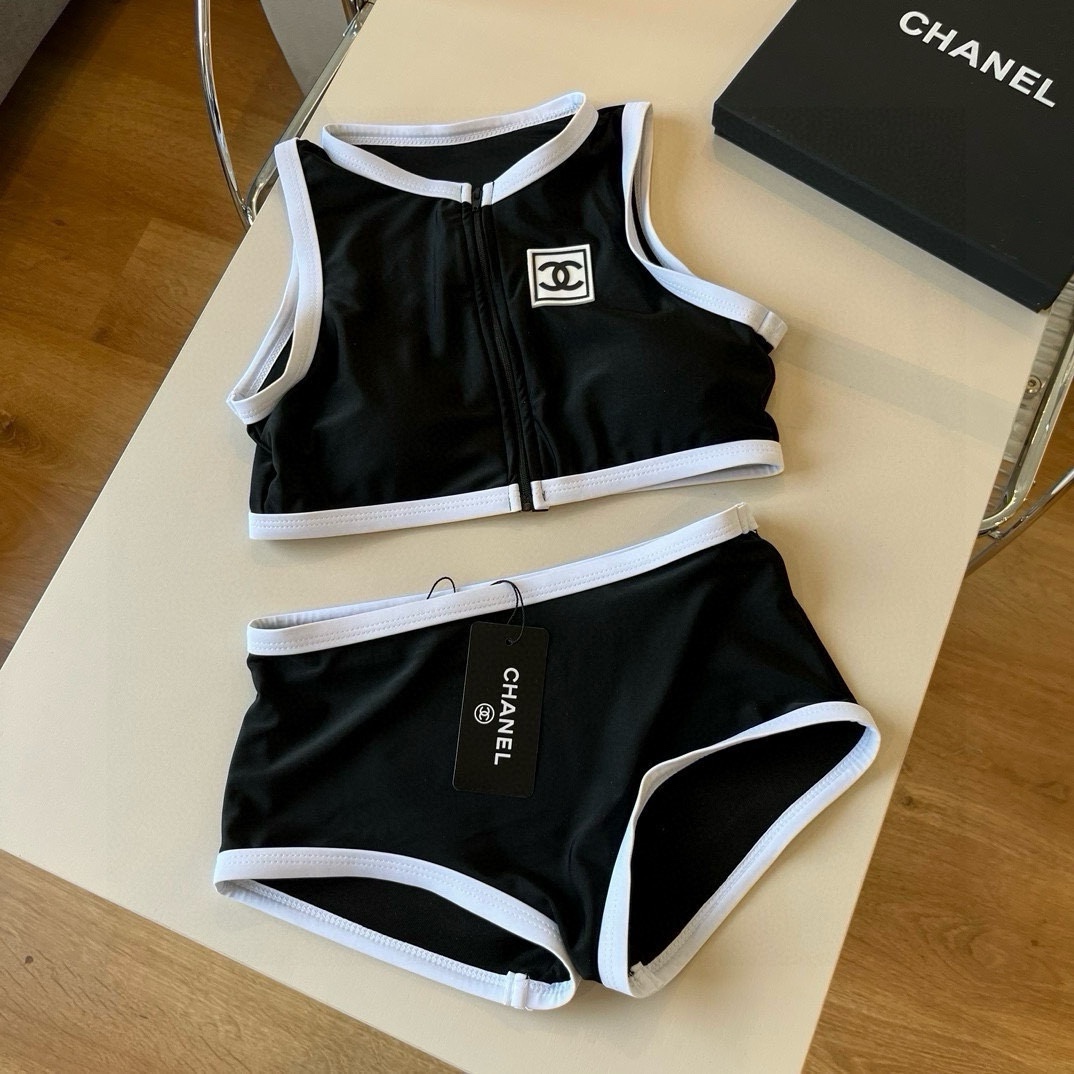 。
Chanel香奈儿新款分体泳衣😍🥰适合多种场景的游泳衣🏊‍♀️海边 游泳池 温泉 水上乐园 漂流都可