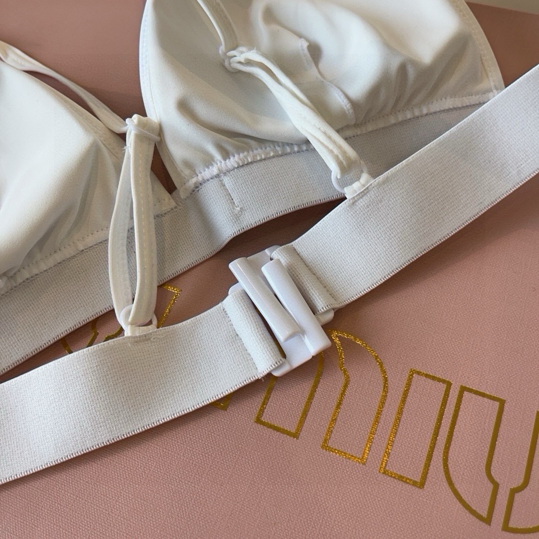 。

miumiu缪缪分体套装新款分体泳衣😍🥰适合多种场景的游泳衣🏊‍♀️海边 游泳池 温泉 水上乐园 