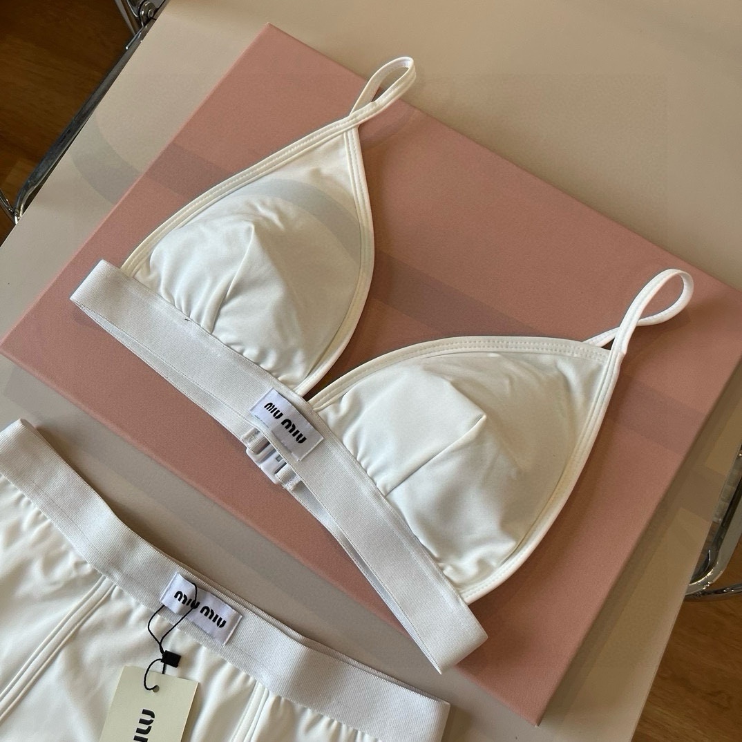 。

miumiu缪缪分体套装新款分体泳衣😍🥰适合多种场景的游泳衣🏊‍♀️海边 游泳池 温泉 水上乐园 