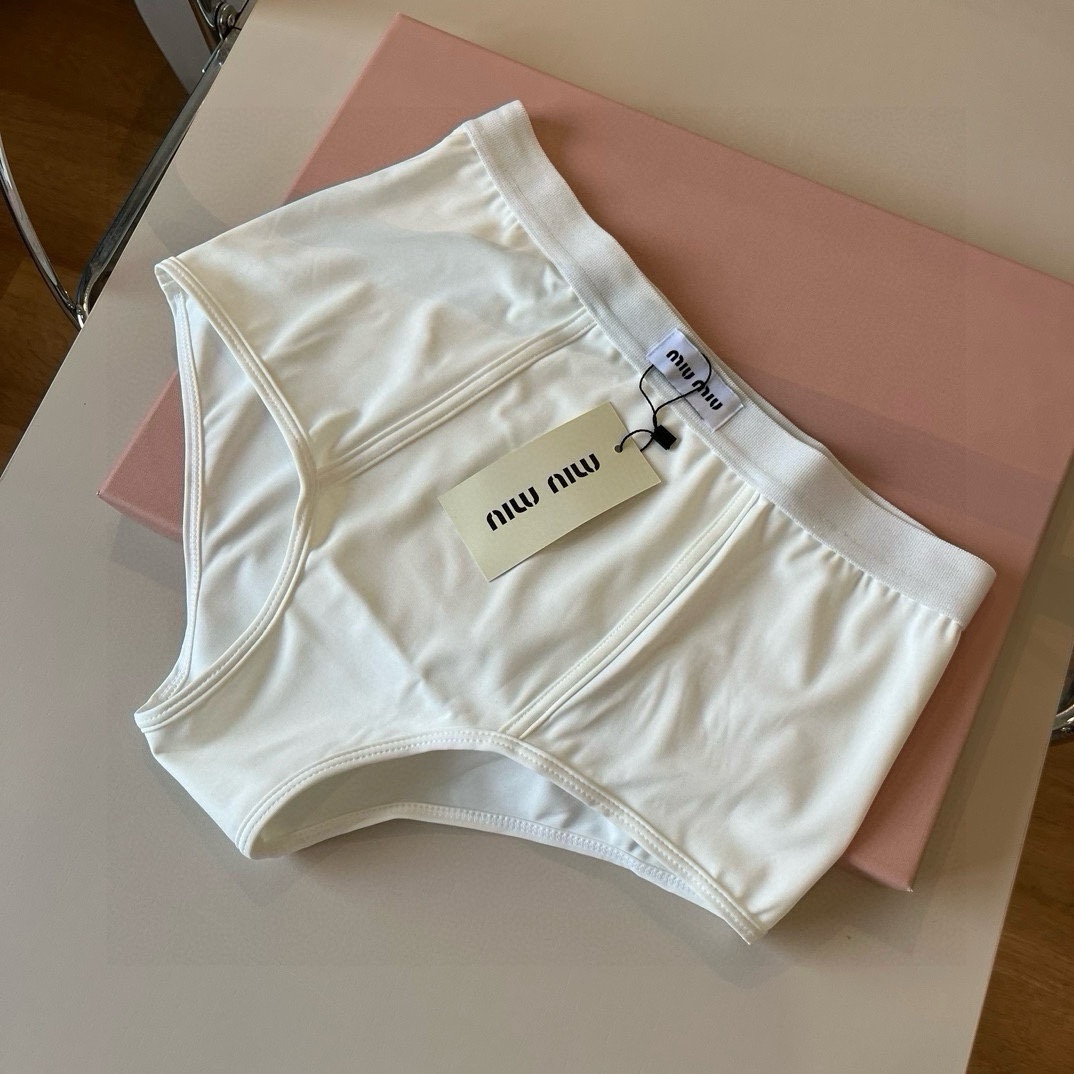 。

miumiu缪缪分体套装新款分体泳衣😍🥰适合多种场景的游泳衣🏊‍♀️海边 游泳池 温泉 水上乐园 