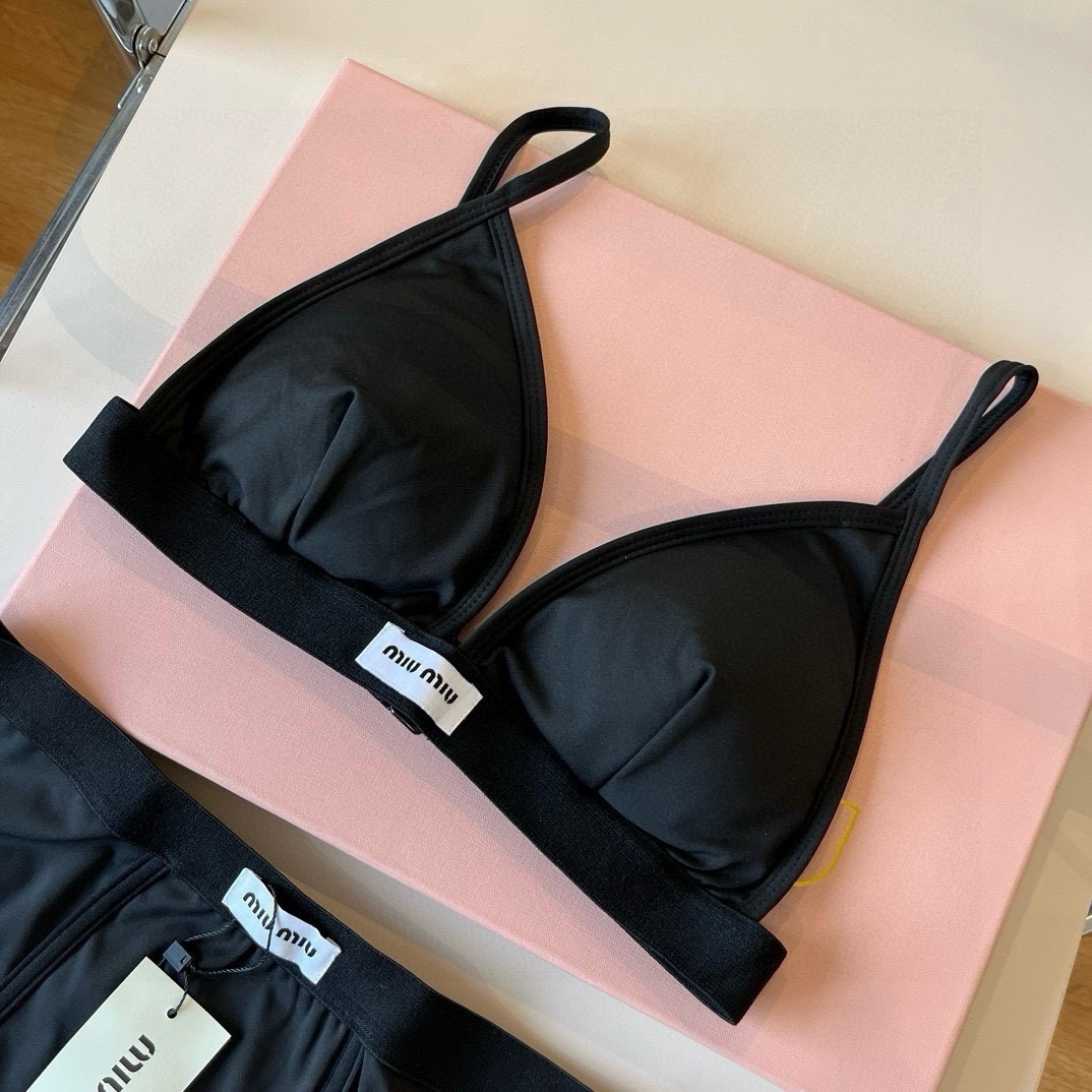 。

miumiu缪缪分体套装新款分体泳衣😍🥰适合多种场景的游泳衣🏊‍♀️海边 游泳池 温泉 水上乐园 