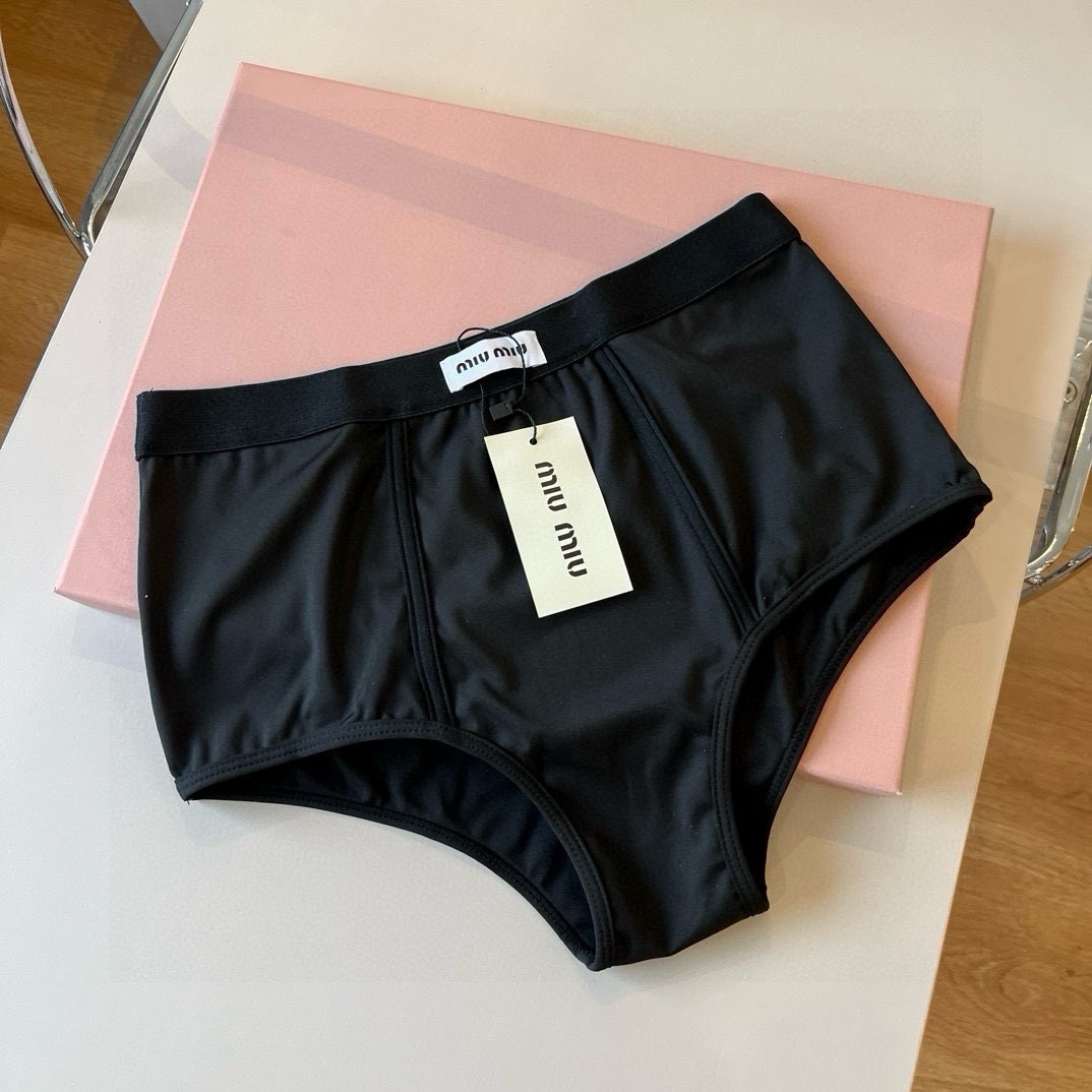 。

miumiu缪缪分体套装新款分体泳衣😍🥰适合多种场景的游泳衣🏊‍♀️海边 游泳池 温泉 水上乐园 