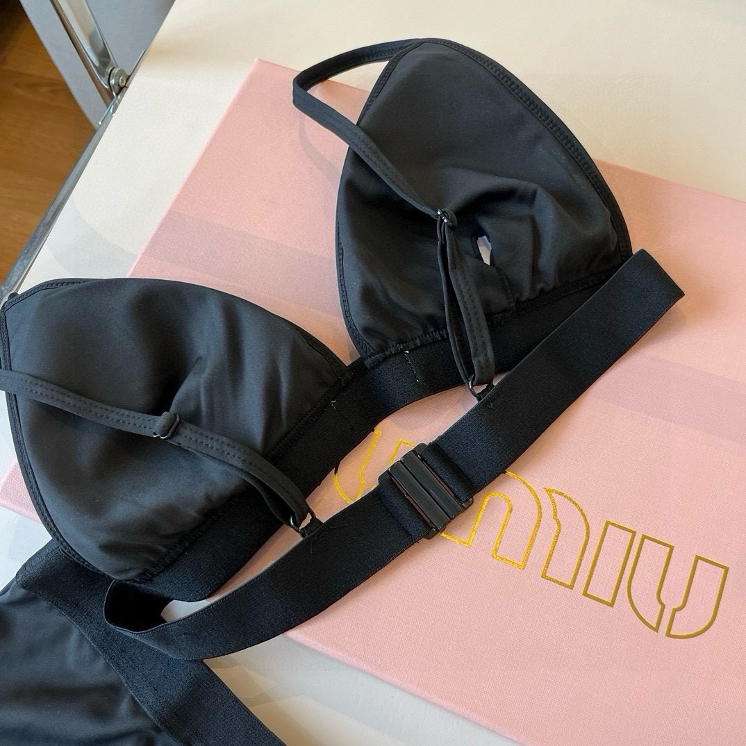 。

miumiu缪缪分体套装新款分体泳衣😍🥰适合多种场景的游泳衣🏊‍♀️海边 游泳池 温泉 水上乐园 