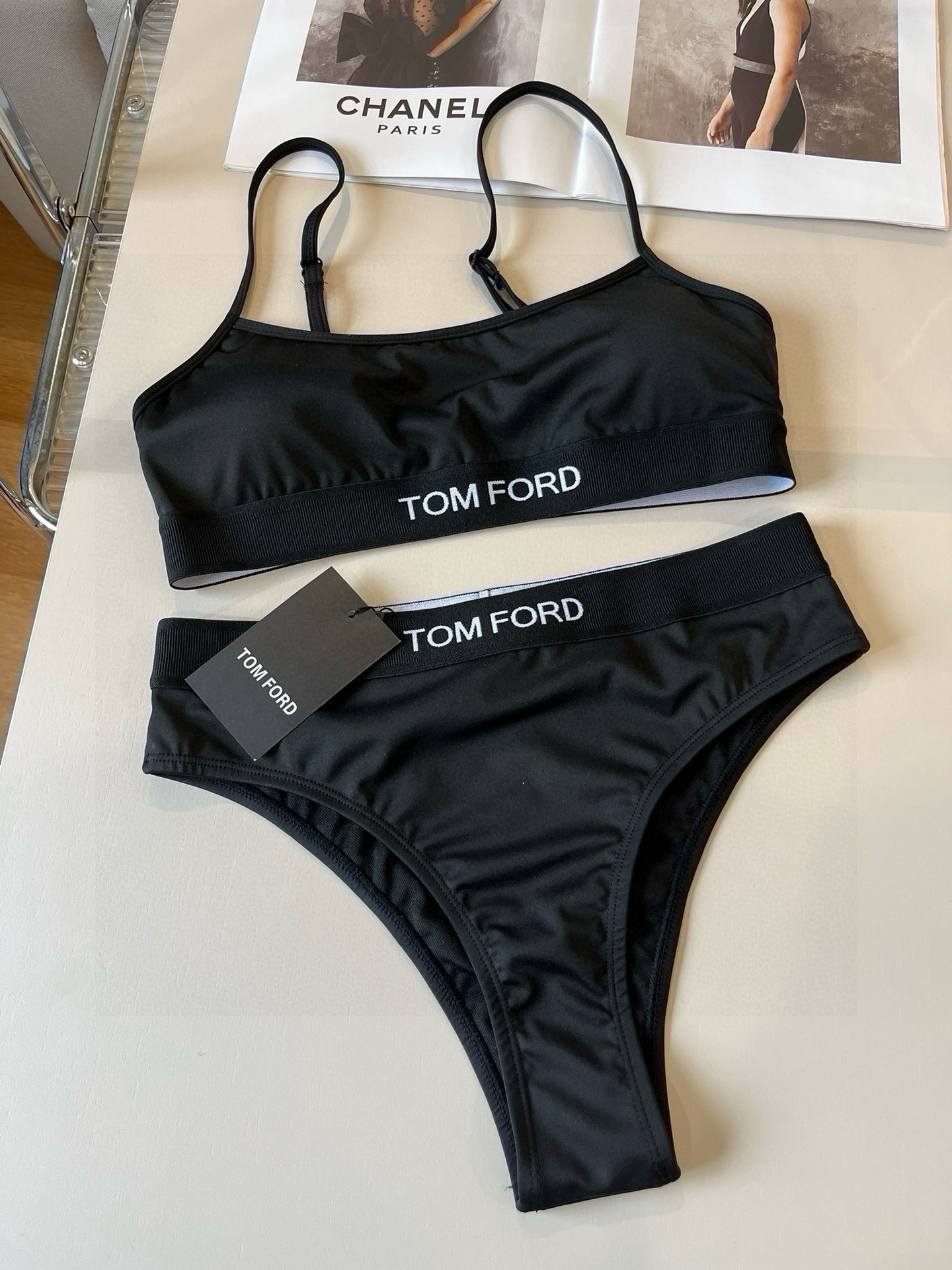 。
TOMFORD新款比基尼中古套装  吊带背心 三角打底裤分体泳衣，黑色，白色 S M L X L
