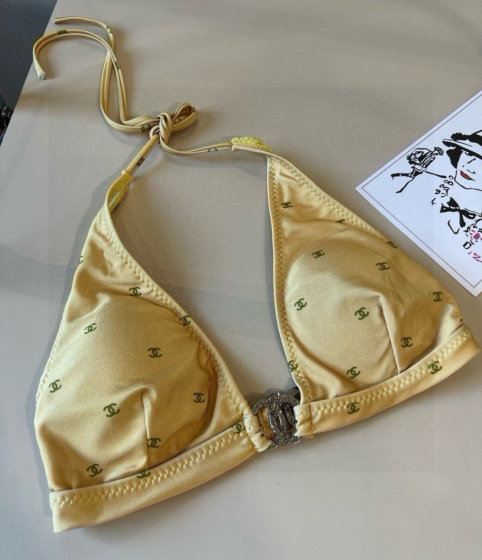 。
Chanel比基尼泳衣  😍🥰适合多种场景的游泳衣🏊‍♀️海边 游泳池 温泉 水上乐园 漂流都可以😌