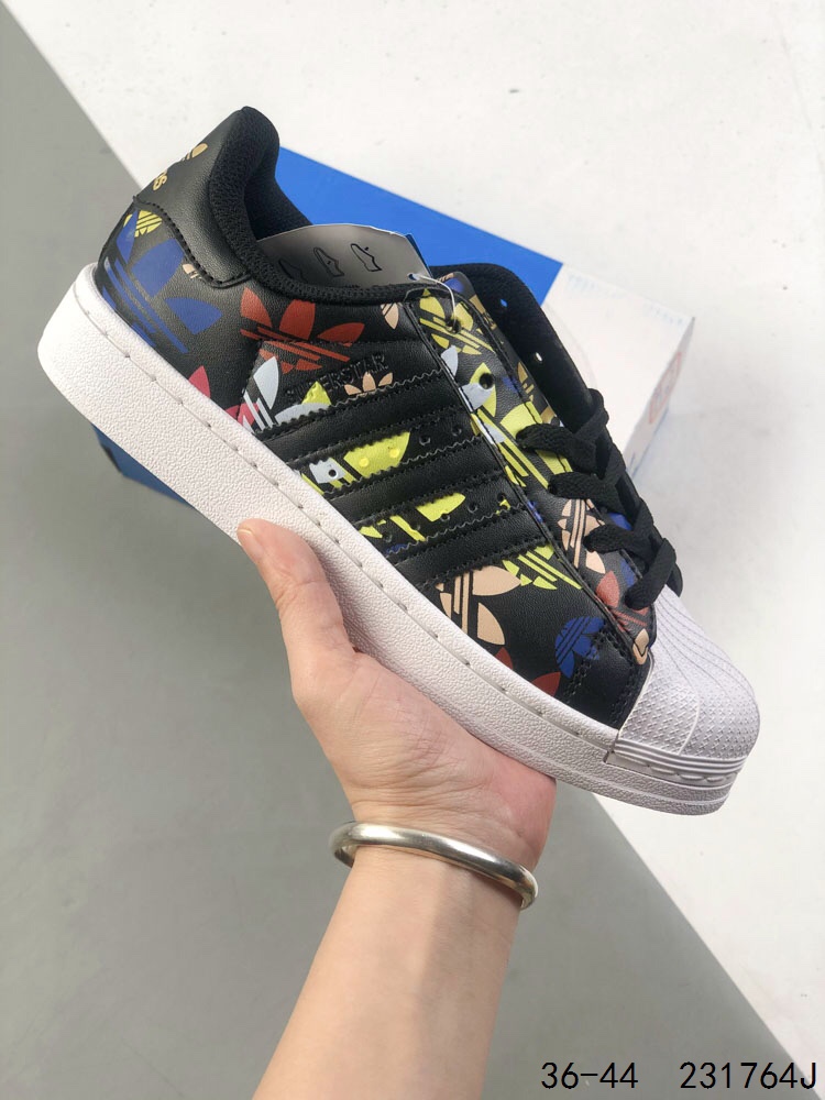 Adidas Superstar Classic Casual Sneakers with Trefoil Pattern - Iconic Style 2 i1746201954 1571 0