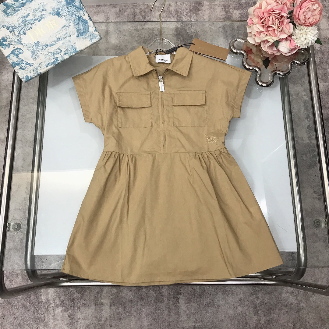 NO:212099,[Spot delivery] Burberr* nylon cloth dress with small lapel zipper accessories at the front with retro silver zipper pocket design Solid color simple and not simple style ~ The upper body style is excellent, imported high-end custom silky and delicate chiffon fabric sedition High-end fashionable style The upper body effect is very good Color apricot Size--120-130-140-150 [CM] Requires counter packaging, clothes, burberry, skirts,19860909【现货发】   Burberr* 尼龙布连衣裙前部小翻领拉链配件搭配复古银色拉链口袋设计 纯色简约不简单款式～上身版型超赞 采用进口高端定制丝滑细腻雪纺面料裁制 高级时髦款 上身效果非常好 颜色杏色 尺码--120-130-140-150【CM】 需要专柜包装元,衣服,burberry,skirts,,Children's