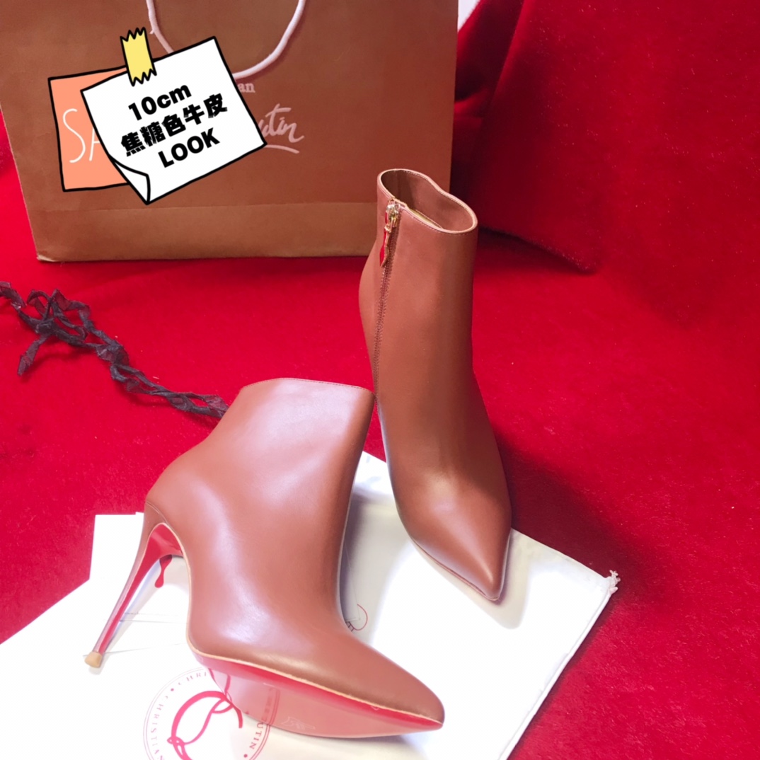 NO:100751,High-end customized 2025 autumn and winter boot series!  H10Cm, size 34-42. Genuine leather large sole, private mold trademark zipper. 902-002 caramel cowhide, customized color, no return or exchange, official website synchronization Standard European code Reference:902-002 Color:brown Material:cowhide Lining:goat leather Heel height:10Cm Sole:leather sole Size:EUR 34-42 (US 4-11):,,christian louboutin,boots,cowhide,Leather soles19860909高端订制 2025秋冬靴系列！ H10Cm,尺码34-42码.真皮大底,私模商标拉链 .902-002焦糖色牛皮,订制色,不退不换,官网同步 标准欧码 Reference:902-002 Color:brown Material:cowhide Lining:goat leather Heel heigh:10Cm Sole:leather sole Size:EUR 34－42（US 4一11) :,,christian louboutin,boots,cowhide,Leather soles,Women's Shoes