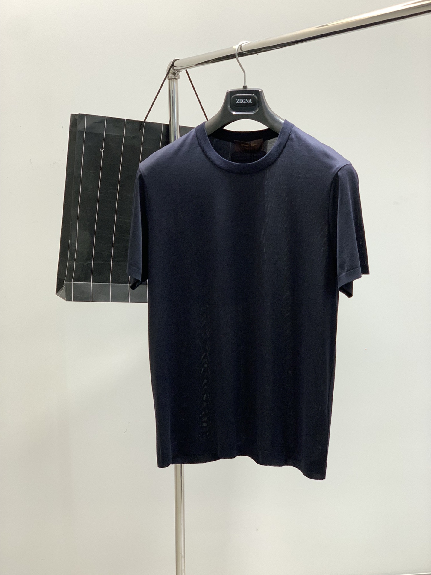 NO:410598,,Jeria King-fried fabric, men's cool silky combed cotton horizontal machine foot-starting craft double-sided mercerated short-sleeved T-shirt About style and design Z home high-end main line series, classic tone short-sleeved T-shirts have consistently high standards of the main line, excellent from fabric to details, in line with low-key dressing, comfortable Clean Fit style, round collar + clean color combination, is undoubtedly the most pragmatic return.  The minimalist and exquisite solid-color T-shirt has a moderately loose fitting, and the craftsmanship value is reflected in the details. The classic small round neck with flat color woven and merceration craftsmanship, double-layer cylindrical weaving, and the ribbed structure is tight, which is perfectly connected to the large body. There is no logo on the whole body, and only the rear collar retains the 232 road sign. It is made of a three-dimensional relief through a special mold and a high temperature hot press. The effect is that the front is a three-dimensional convex face and the back is an echoing concave face. The badge is integrated with the cloth surface, and a thick and elastic cavernosa inside is padded with a cloth cover. The back cover is more three-dimensional than conventional relief.  The blessing of the special horizontal machine foot-raising process will be different from the conventional T-shirt type in the wardrobe, and will also subvert the inherent understanding of pure cotton short-sleeved T-shirts. The unconventional cut fabric is closer to the sweater process. The horizontal machine foot-raising weaving effect is more advanced and textured than ordinary cotton Tee, and the thickness is almost the same as that of conventional cotton Tee, and the breathability is better than similar T-shirts. About fabrics and craftsmanship 50 cotton 50 polyester fiber, Zjia's signature Premium Cotton high-quality cotton, selected long cotton fiber, ultra-fine fixed spinning yarn, and double-sided merceration technology, the ready-to-wear fabric feels cooler and breathable, silky and skin-friendly, stable structure, excellent horizontal elastic and elasticity, and wash-resistant without deformation. Special imported horizontal machine wovening requires quite a strict requirement for the delicateness of the yarn. The special super fine yarn horizontal machine woven takes a long time, has a high craftsmanship, and is purely technical.  Size S,M,L,XL,XXL Bust shoulder wide sleeve long S102 46 21 71 M106 47 2272 L110 48 2373 XL114 49 2474 XXL118 50 2575,,miumiu,T-shirt,tees,t-shirt,alexander wang19860909,杰力亚 王炸面料,男款凉感丝滑精梳棉横机起脚工艺双面丝光短袖T恤 关于款式和设计 Z家高端主线系列,经典调性的短袖T恤,有着主线的一贯高水准,从面料到细节都堪称优秀,符合低调穿衣,舒适为上的Clean Fit风,圆领+净色的组合,无疑是最实用主义的回归. 极简且精致的纯色T恤,合身版型带适度松量,工艺值体现在细节处,扁机色织且丝光工艺的经典小圆领,双层圆筒织法,罗纹结构紧致,与大身完美衔接.周身无一logo,仅后领保留了232公路标识,以立体浮雕的形态,通过特制的模具,高温热压而成,呈现的效果是正面是立体凸面,而背面是呼应的凹面.徽章与布面融为一体,内里垫了一层厚实并且Q弹的海绵体,后背贴布封底,比常规的浮雕更具立体感. 特殊横机起脚工艺的加持,会区别于衣橱里的常规T恤类型,亦会颠覆对纯棉短袖T恤的固有认知.非常规裁剪的面料,而是更接近于针织衫的工艺,横机起脚织造,出来的效果比普通棉Tee更高级更质感,厚度与常规棉Tee相差无几,透气性胜于同类T恤. 关于面料及工艺 50棉50聚酯纤维,Z家招牌的Premium Cotton优质棉,精选长棉纤维,超细定纺纱线,双面丝光工艺加持,成衣面料触感更凉爽透气,丝滑亲肤,结构稳定,横向弹力回弹力极佳,耐洗不变形.特殊进口横机织造,对纱线的细腻度要求相当苛刻,特纺的超细纱线横机织造耗时久,工艺高,纯粹技术活. 尺码S,M,L,XL,XXL  胸围肩宽袖长衣长 S102 46 21 71 M106 47 2272 L110 48 2373 XL114 49 2474 XXL118 50 2575,,miumiu,T-shirt,tees，t-shirt,alexander wang,Men's clothing