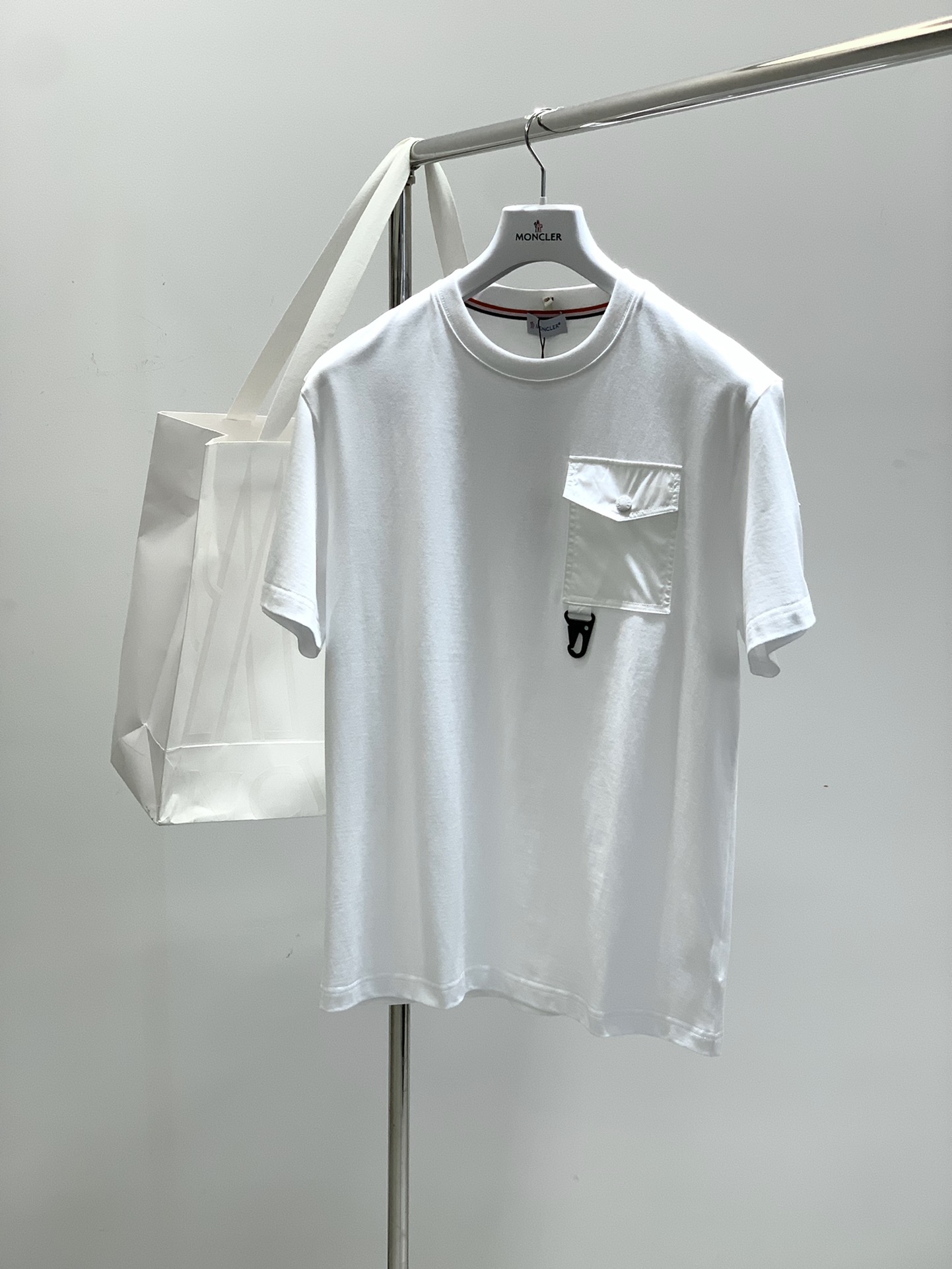 NO:410590,, cover-mouthed cotton pocket short sleeves, high-quality cotton raw materials, made of woven and dyed in a century-old workshop. After enzyme washing, the fabric has been transformed into a very comfortable and textured characteristic, with excellent softness, and a full cotton feel!  The details are exquisite and sophisticated, first-class, fashionable and loose tailoring, and extremely high mixing and matching effects. They are excellent in both inner and single wear. They can be controlled by both men and women, and have excellent styling effects!  . Color black and white White Size M-3XL Size chart Size M Clothes length 67 bust 104 shoulder width 50 yards L. Clothes length 69 bust 108 shoulder width 51 yards XL Clothes length 71 bust 112 shoulder width 52 Size 2XL Clothes length 73 bust 116 shoulder width 53 Size 3XL Clothes length 74 bust 120 shoulder width 54, Moncler, T-shirt, alexander wang19860909,蒙口纯棉口袋短袖 上等棉花原料,经过百年工坊重磅定织定染而成,经过酵素洗工艺,将面料蜕变成非常舒适且质感十足的特质,柔软度极好,此外棉感十足,！ 细节精湛考究,品相一流,时尚宽松型剪裁,混搭效果极高,无论内搭还是单穿都非常出色,男女皆可驾驭,造型效果极佳的一款高奢单品！ . 颜色黑白 白色  尺码M-3XL 尺码表  码数M 衣长67胸围104肩宽50码数L. 衣长69胸围108肩宽51码数XL衣长71胸围112肩宽52 码数2XL衣长73胸围116肩宽53 码数3XL衣长74胸围120肩宽54,,Moncler,T-shirt,alexander wang,Men's clothing