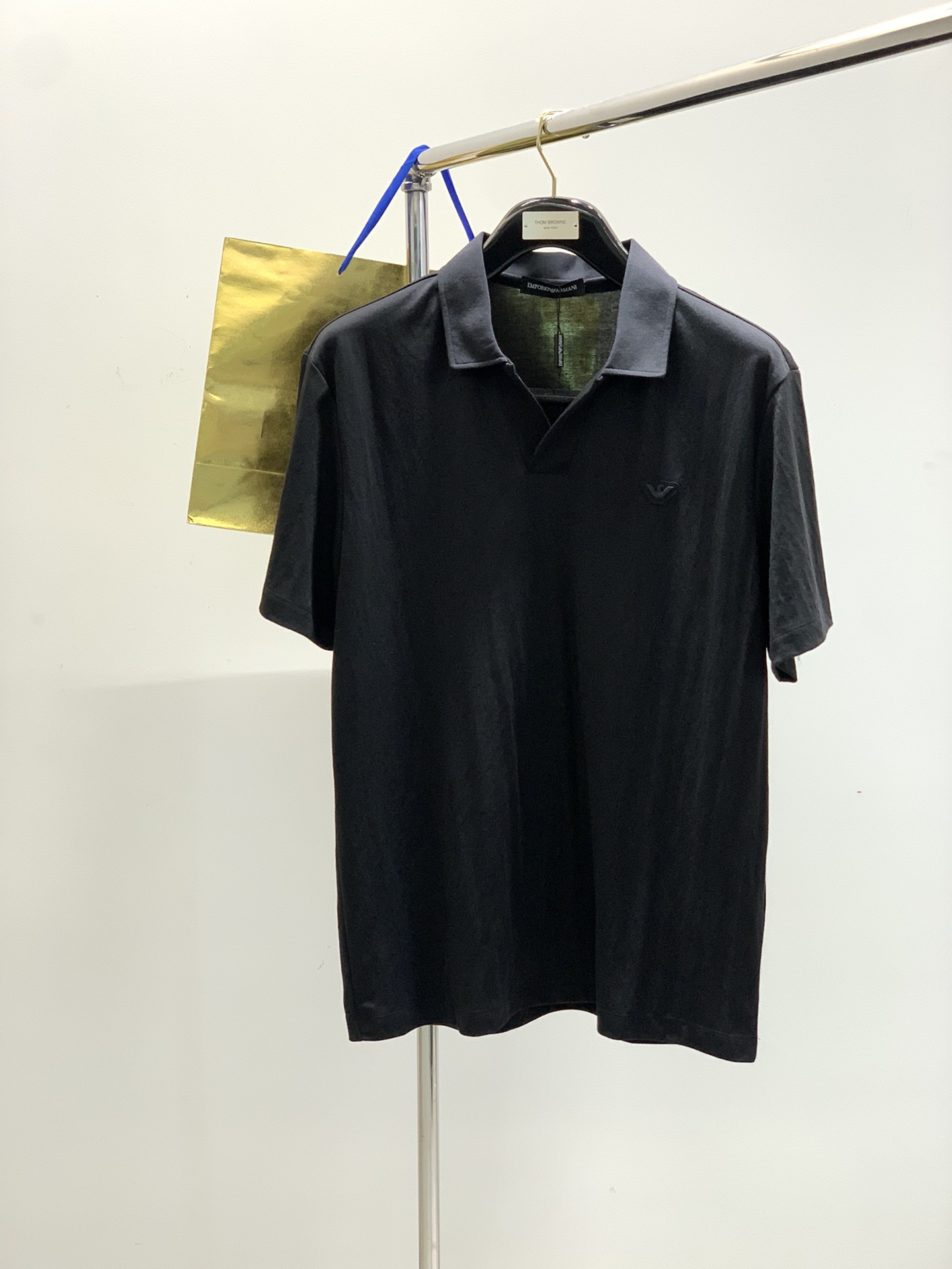 NO:410572,,Amani Lapel linen short sleeves Material Cotton Nylon Line Suitable for seasons and summer Collar lapel Sleeve long and short sleeves Sleeve regular sleeves Sleeve regular sleeves Regular length Loose style Others Thickness Regular Size 48-56 48 bust 104 long 68 shoulders 47 50 bust 108 long 70 shoulders 49 52 bust 112 long 72 shoulders 51 54 bust 116 long 74 shoulders 53 56 bust 120 long 76 shoulders 55, Armani, T-shirt, alexander wang19860909,阿玛尼 翻领亚麻短袖 材质 棉 锦纶 亚麻 适用季节夏 领型翻领 袖长短袖 袖型常规袖 衣长常规 版型偏宽松 款式其他 厚度常规 尺码 48-56 48胸围104衣长68肩47 50胸围108衣长70肩49 52胸围112衣长72肩51 54胸围116衣长74肩53 56胸围120衣长76肩55,,armani,T-shirt,alexander wang,Men's clothing