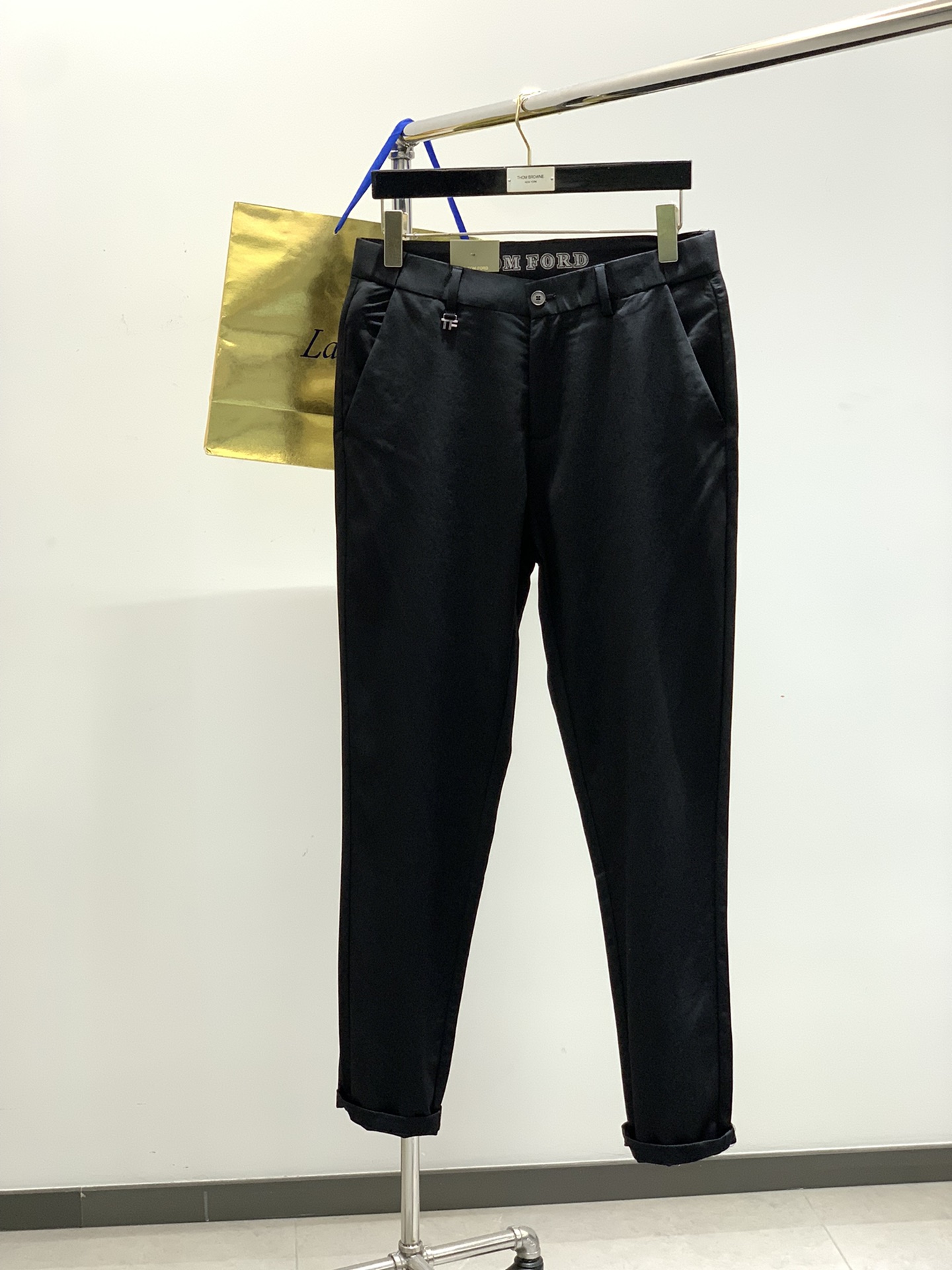 NO:410556,, Double temperament TF Pure business style trousers... Imported fabric casual trousers, brand logo design behind it, comfortable upper body... absolutely sufficient tone. Size 30-40 without 37 39,,tom ford,alexander wang19860909,气质翻倍 TF 纯正商务风格的西裤.....进口面料 休闲西裤,背后品牌标志设计,上身舒适..腔调绝对足.尺码30-40无37 39,,tom ford,alexander wang,Men's clothing