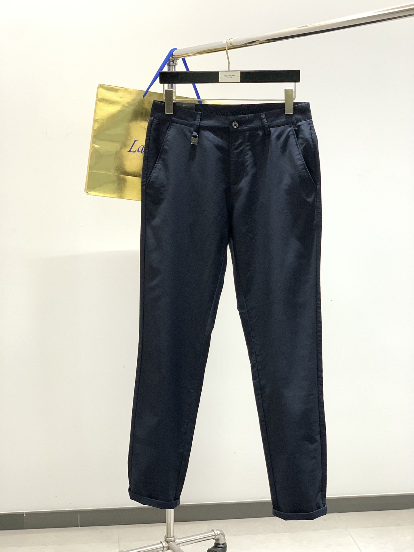 NO:410565,, Double temperament AX. Pure business style trousers... Imported fabric casual trousers, brand logo design behind it, comfortable upper body... absolutely sufficient tone. Size 30-40 without 37 39,,alexander wang19860909,气质翻倍 AX. 纯正商务风格的西裤.....进口面料 休闲西裤,背后品牌标志设计,上身舒适..腔调绝对足.尺码30-40无37 39,,alexander wang,Men's clothing