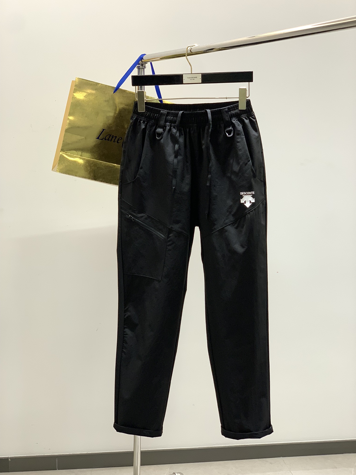 NO:159205,,DESCENTE, 2025 spring new series, fashionable casual pants, special counters are available at the same time, original singles, top-grade printing craft letter pattern logo, customized original hardware and accessories, extremely high grade, handsome and stylish upper body, complete three standards, must-have items for trendy people, 3 colors recommendation, code number M-2XL, alexander wang19860909,DESCENTE迪桑特,2025春季新款系列,时尚休闲裤,专柜同步有售,原单狠货,顶级印花工艺字母图案logo,定制原版五金辅料,档次极高,上身帅气有型,三标齐全,潮人必备单品,3色推荐,码数M-2XL,,alexander wang,Men's clothing