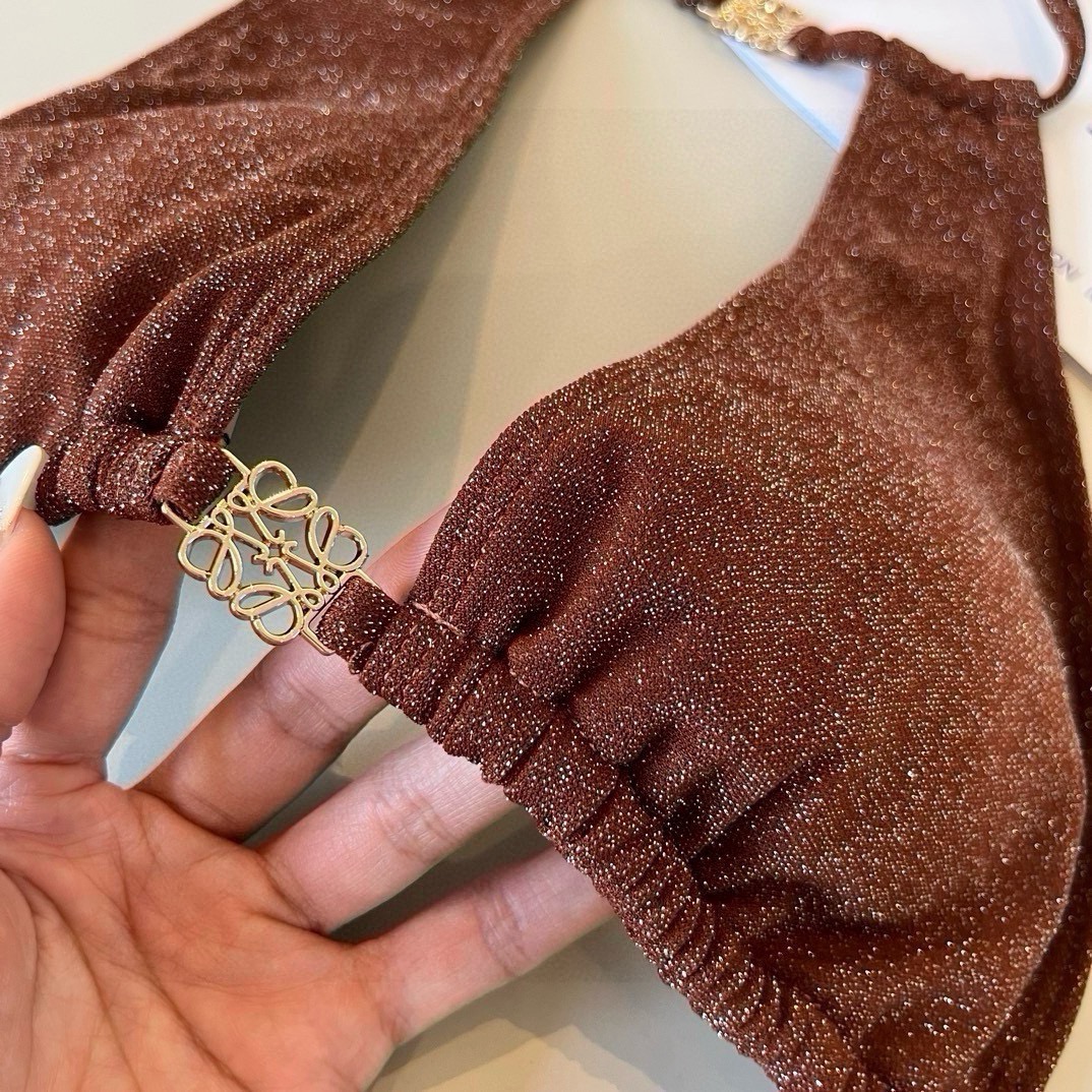 。
罗意威LOEWE新款比基尼泳衣👙❤️😍🥰适合多种场景的游泳衣🏊‍♀️海边 游泳池 温泉 水上乐园 漂