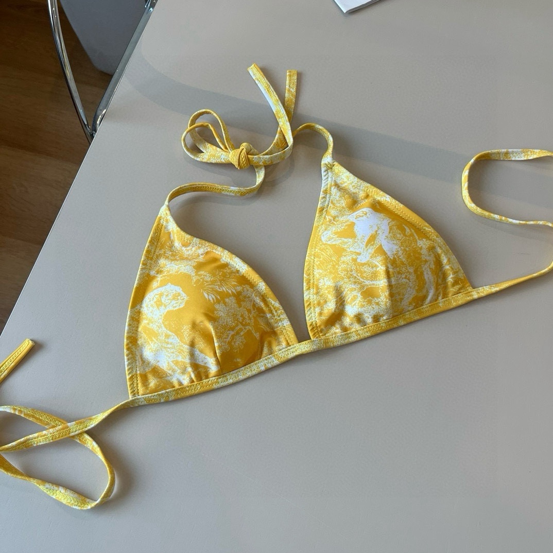 。
Dior 迪奥新款分体泳衣😍🥰适合多种场景的游泳衣🏊‍♀️海边 游泳池 温泉 水上乐园 漂流都可以😌