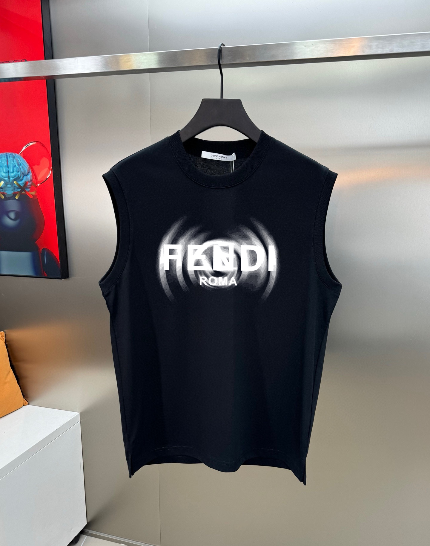Fendi 品牌【FENDI 芬迪】2025夏季新品背心T袖 简约款式 任何人都可以轻松驾驶 进口定制丝光棉面料 手软舒适有型 吸汗透气