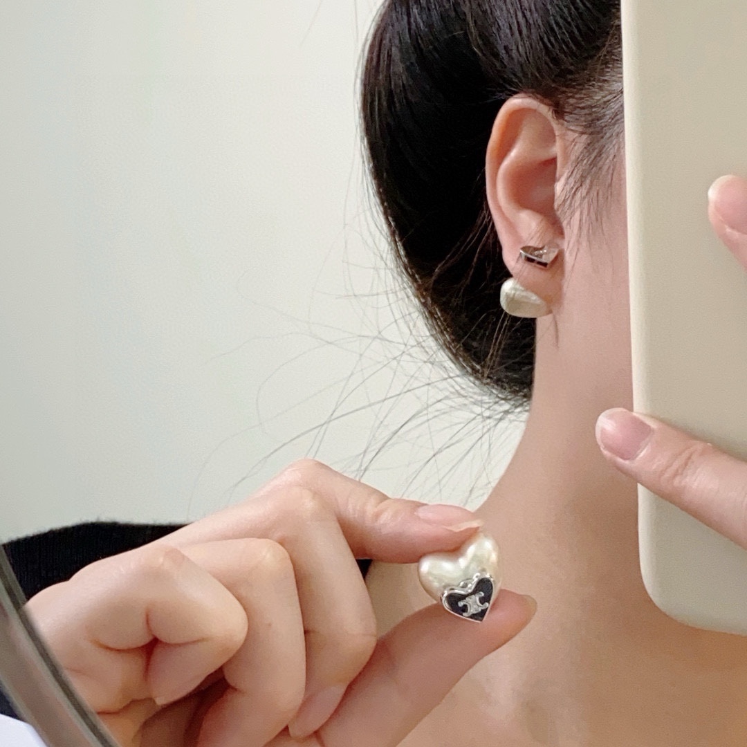 NO:114568,Xiaohongshu recommends the latest popular Celine Arc de Triomphe, you can wear earrings in front and back. Celine has become a popular element, continuing to interpret elegance and create fashion for women. Celine's jewelry style definitely represents a new lifestyle. Just like this earring, the harmonious matching between the clothing is very prominent, allowing gorgeousness and freedom to coexist, elegant but never feel restricted, jewelry boutique, celine, celine, earrings19860909小红书推荐最新爆款Celine赛琳凯旋门爱心两种佩戴也可以前后佩戴耳钉 赛琳已经自成一股流行元素,持续为女性诠释优雅、创造时尚,Celine家的饰品风格绝对代表了一种新的生活方式,就像此款耳环,跟服饰之间的和谐搭配性是非常凸出的,让华丽与自在共存,优雅但绝不会感到束缚,饰品精品,celine,celine,earrings,Jewelry