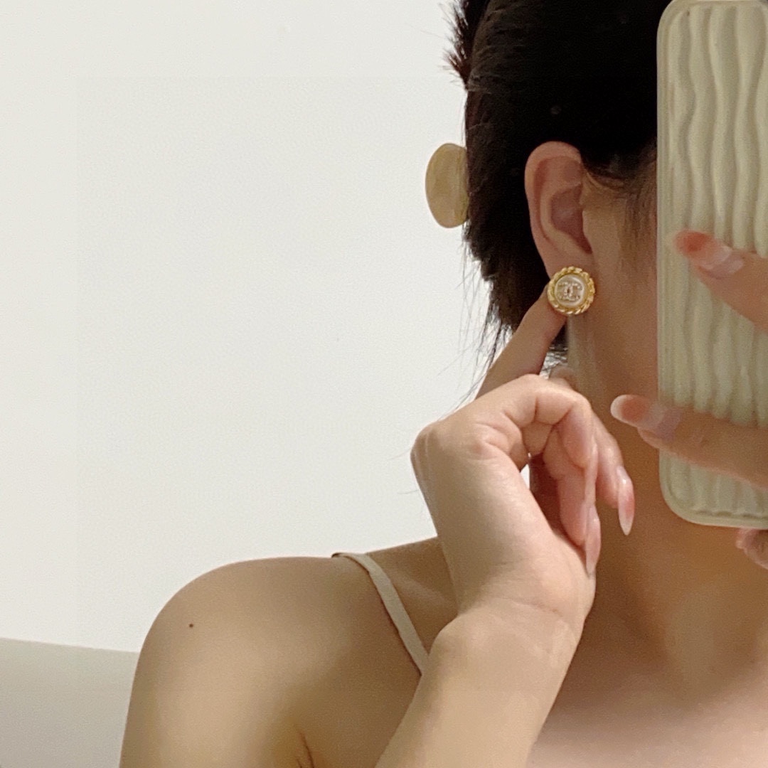 NO:114573,Xiaoxiang CHANEL hot new products, classical and fashionable double C diamond-set earrings, purchasing level, one to one quality, elegant and elegant design, very modified face shape, youthful and energetic, attracted by this one at a glance, very beautiful color matching, fashionable and playful, very exquisite earrings, jewelry quality, chanel, earrings19860909小香 CHANEL火爆新品 中古金个性时尚双C镶钻耳钉 代购级别 一比一品质 优雅大方精工设计非常修饰脸型 青春活力 一眼就被这款吸引了非常漂亮的颜色搭配时尚又俏皮 好精致耳环,饰品精品,chanel,earrings,Jewelry