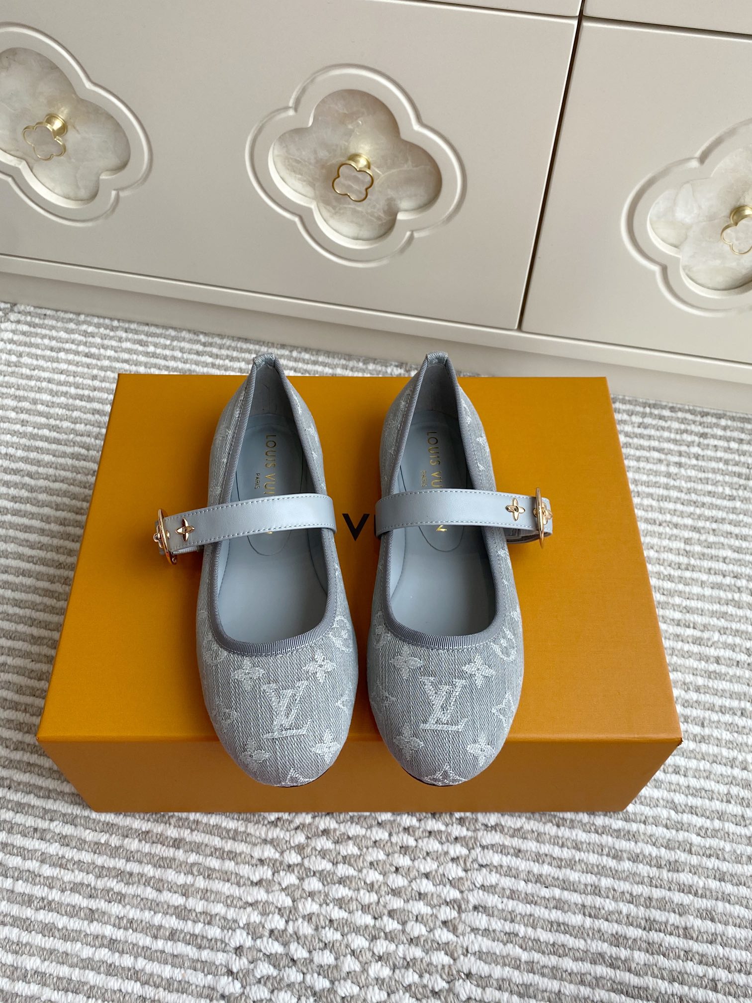 NO:388105,Louis L Donkey TM Romy Murakami Takashi jointly made black and white three-color Mary Jane ballet flat shoes top quality This Romy flat ballet shoes combine soft sheepskin upper and leather outsole to create a light and comfortable wearing experience. Round toe and slim lacquered leather straps highlight the classic style, and LV Twist decoration injects attention. YB custom denim print/presbyopia/metal sheepskin/laughskin lining imported leather outsole size35-39 (customized for 34, 40, 41), single shoes, louis vuitton, louis vuitton, louis vuitton, louis vuitton, louis vuitton, louis vuitton, mary jane, sheepskin, Leather soles19860909批 Louis L驴家TM Romy村上隆联名款黑白三彩·玛丽珍芭蕾舞平底单鞋 顶级品质 本款 Romy 平底芭蕾鞋融合柔软羊皮革鞋面和皮革外底,营造轻盈舒适的穿着体验.圆润鞋头和纤细漆面皮革饰带彰显经典风范,LV Twist 装饰注入瞩目光彩. YB定制丹宁牛仔印花/老花/金属羊皮/羊皮内里 进口真皮大底 size35-39（34、40、41定做）,单鞋,louis vuitton,louis vuitton,louis vuitton,louis vuitton,mary jane,sheepskin,Leather soles,Women's Shoes