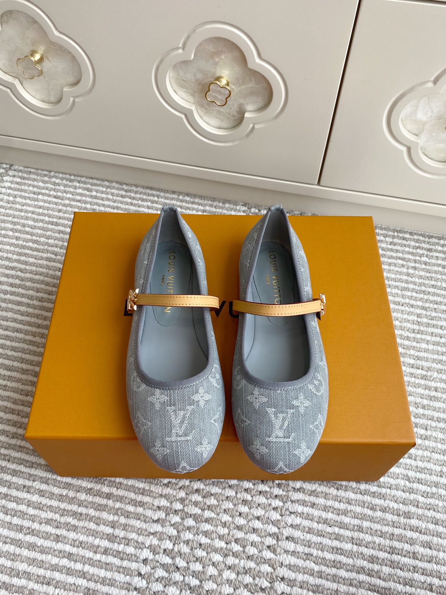 NO:388118,Louis L Donkey TM Romy Murakami Takashi jointly made black and white three-color Mary Jane ballet flat shoes top quality This Romy flat ballet shoes combine soft sheepskin upper and leather outsole to create a light and comfortable wearing experience. Round toe and slim lacquered leather straps highlight the classic style, and LV Twist decoration injects attention. YB custom denim print/presbyopia/metal sheepskin/laughskin lining imported leather outsole size35-39 (customized for 34, 40, 41), single shoes, louis vuitton, louis vuitton, louis vuitton, louis vuitton, louis vuitton, louis vuitton, mary jane, sheepskin, Leather soles19860909批 Louis L驴家TM Romy村上隆联名款黑白三彩·玛丽珍芭蕾舞平底单鞋 顶级品质 本款 Romy 平底芭蕾鞋融合柔软羊皮革鞋面和皮革外底,营造轻盈舒适的穿着体验.圆润鞋头和纤细漆面皮革饰带彰显经典风范,LV Twist 装饰注入瞩目光彩. YB定制丹宁牛仔印花/老花/金属羊皮/羊皮内里 进口真皮大底 size35-39（34、40、41定做）,单鞋,louis vuitton,louis vuitton,louis vuitton,louis vuitton,mary jane,sheepskin,Leather soles,Women's Shoes