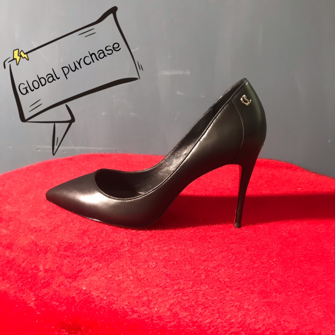NO:100794,High-end customization 2025 spring and summer classic series!  H10Cm, size 34-42. Leather sole.9033-044A. Black cowhide, black sheepskin, CL trademark buckle, official website picture Standard European code Reference:9033-044A Color:black/black Material:patent leather Lining:goat leather Heel height:10Cm Sole:leather sole Size:EUR 34-42 (US 4-11):,,christian louboutin,christian louboutin,cowhide,sheepskin,Leather soles19860909高端订制 2025春夏精典款系列！ H10Cm,尺码34-42码.真皮大底.9033-044A.黑色牛皮,黑色羊皮里,CL商标扣,官网图 标准欧码 Reference:9033-044A Color:black/black Material:patent leather Lining:goat leather Heel heigh:10Cm Sole:leather sole Size:EUR 34－42（US 4一11) :,,christian louboutin,christian louboutin,cowhide,sheepskin,Leather soles,Women's Shoes