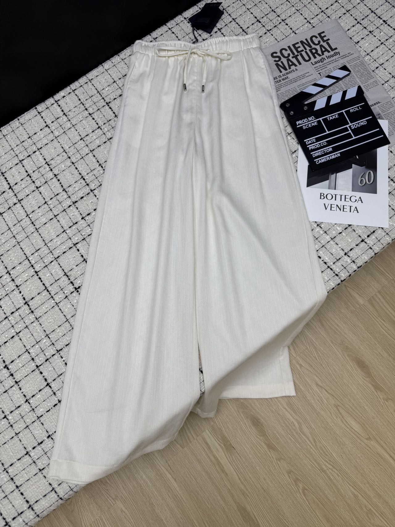 NO:589318,Heavy blended linen pants, 25ss, classic casual pants with triangle logo in the back pocket, elastic waist tie design, a casual and lazy fashionable style, hiding the flesh and showing height, the fabric is imported blended linen material, very comfortable to the touch, can be worn with T-shirts and shirts for daily shopping and vacation, two colors SMLXL, shirts, tees, t-shirt, alexander wang19860909重磅混纺亚麻裤 25ss 后袋经典三角标休闲裤 松紧腰头系带设计 一整个休闲和慵懒时髦的风格 藏肉又显高 面料是进口混纺亚麻材质 手感特别舒服 日常逛街度假搭配T恤衬衫皆可 两色SMLXL,,shirts,tees，t-shirt,alexander wang,Women's clothing