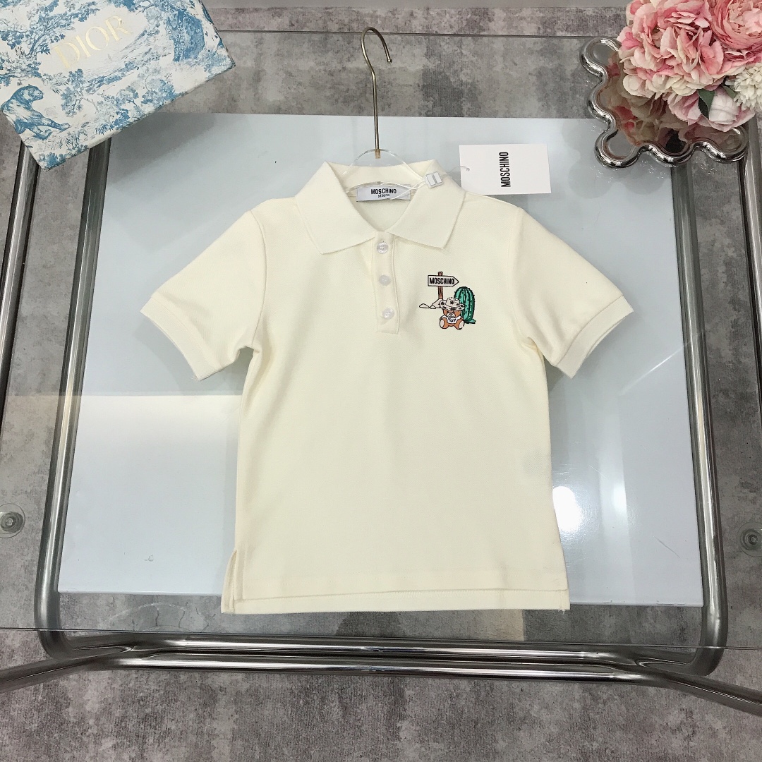NO:211996,【Spot shipment】Moschin* The same style for the counter ~ Lapel Polo shirt short sleeves High-density solid color woven neckline design with offset printing on the chest three-dimensional bear logo pattern Shell replica logo button accessories Cotton and linen fabric ~ Super soft and delicate pearl mesh cotton, full of elasticity Use imported high-end custom customized with elastic pearl floor cotton fabric sedition High-end fashionable style The upper body effect is very good Color navy blue On white Size-on-white Size--120-130-140-150 [CM] Requires counter packaging, clothes, T-shirt,19860909【现货发】  Moschin* 专柜同款～ 翻领Polo衫短袖 高密度纯色系织带领口设计搭配胸前胶印立体小熊logo图案 贝壳复刻logo纽扣配件 棉麻面料打造～超柔软细腻珠地网眼棉质 弹性十足 采用进口高端定制定制附有弹性珠地棉面料裁制 高级时髦款 上身效果非常好 颜色藏蓝色 米白色 尺码--120-130-140-150【CM】 需要专柜包装元,衣服,T-shirt,,Children's