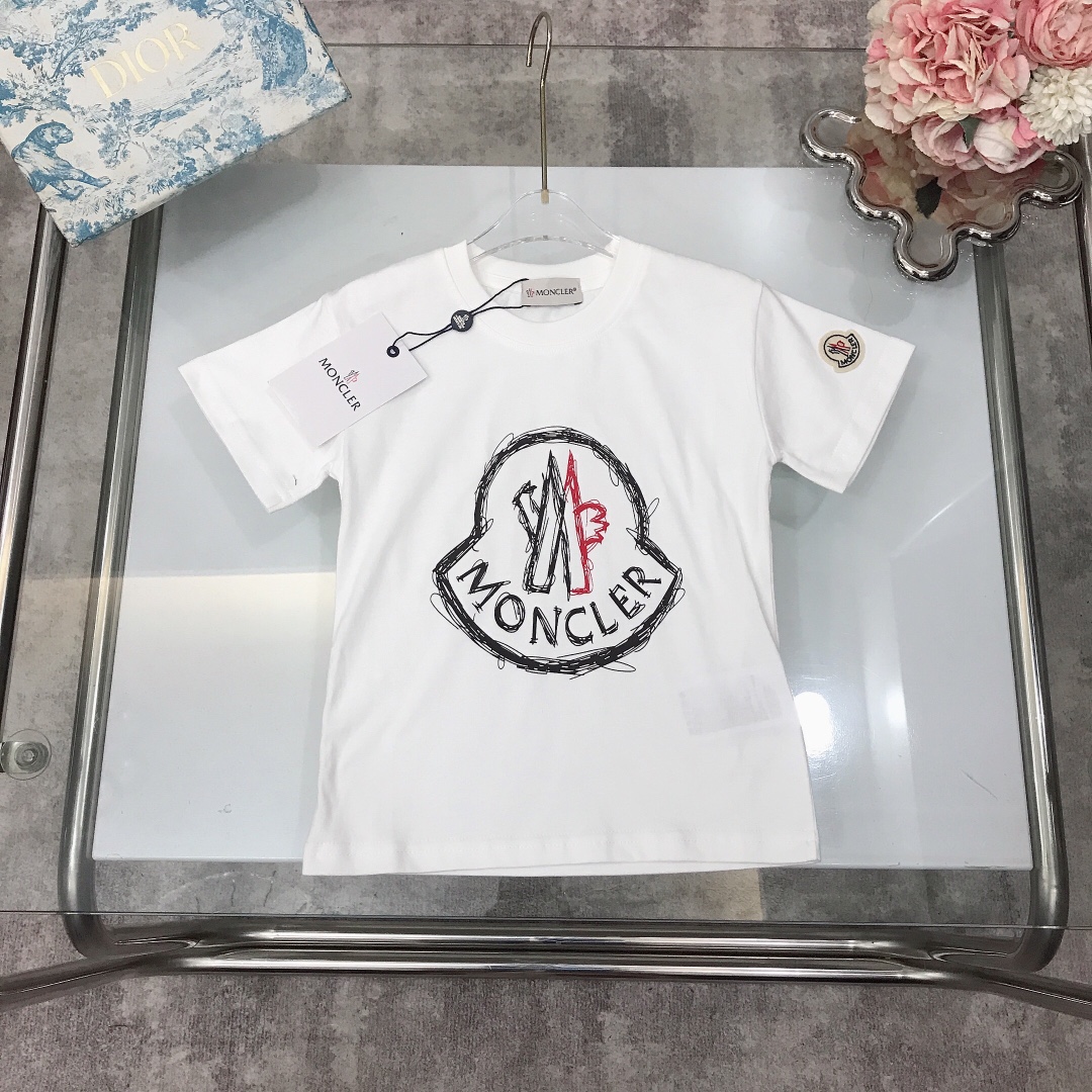 NO:212009,【Spot shipment】 139 Moncle* Graffiti Direct Print Simple logo letter icon printing design Graffiti sketch design Round neck short-sleeved T-shirt The style is crisp and stylish ~ High-density thick pure cotton texture is comfortable, breathable and high-end wide threaded neckline design High-end fashionable style, size---130-140-150-160【CM】 Requires counter packaging, clothes, christian louboutin, T-shirt, tees, t-shirt,19860909【现货发】  139  Moncle* 涂鸦直喷印花 简单logo字母图标印花设计 涂鸦素描设计圆领短袖T恤 版型挺括有型～高紧密度厚实的纯棉质地上身舒适透气又高级 宽大螺纹领口设计 高级时髦款, 尺码---130-140-150-160【CM】 需要专柜包装元,衣服,christian louboutin,T-shirt,tees，t-shirt,,Children's