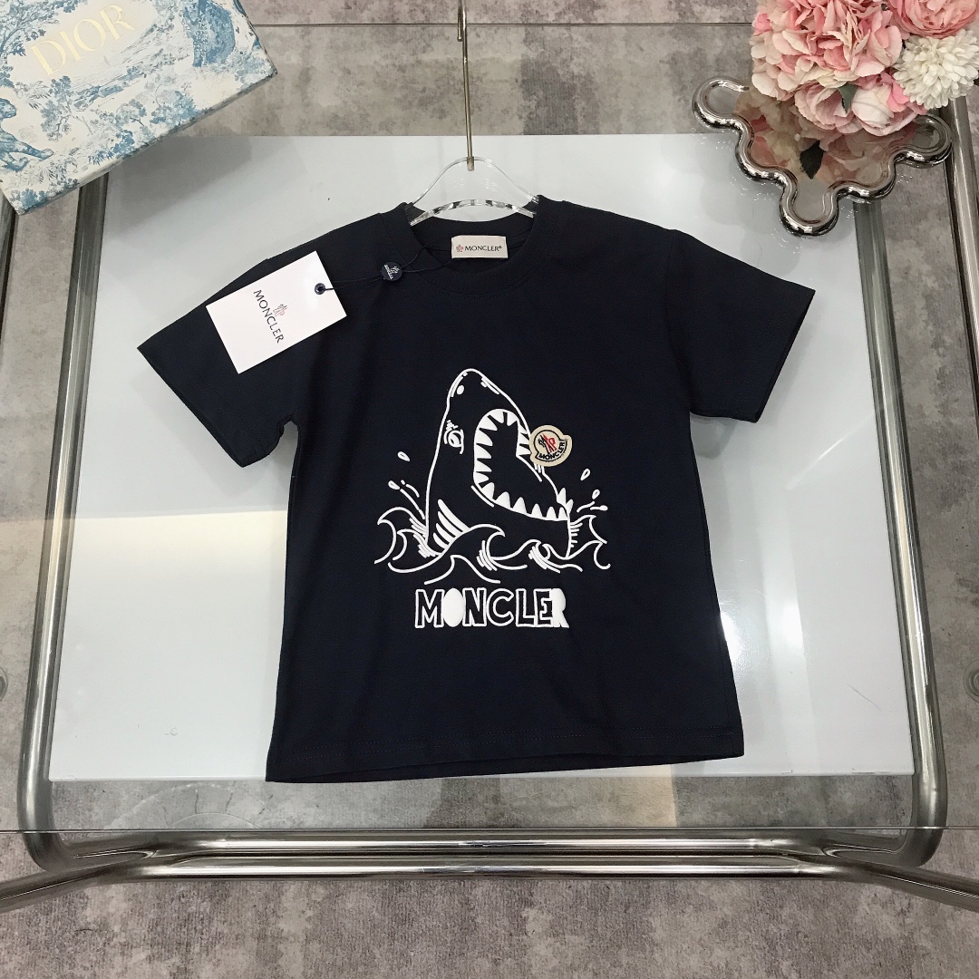 NO:212118,【Spot shipment】 139 Moncle* Foaming three-dimensional shark LOGO print with classic small round stamp round neck short-sleeved T-shirt The style is crisp and stylish ~ High-density thick pure cotton texture is comfortable, breathable and high-end wide threaded neckline design High-end fashionable style, color is naughty blue Size-on-130-140-150-160【CM】 Requires counter packaging, clothes, christian louboutin, T-shirt, tees, t-shirt,19860909【现货发】  139  Moncle* 发泡立体鲨鱼LOGO印花搭配经典小圆章标 圆领短袖T恤 版型挺括有型～高紧密度厚实的纯棉质地上身舒适透气又高级 宽大螺纹领口设计 高级时髦款, 颜色藏蓝色 尺码---130-140-150-160【CM】 需要专柜包装元,衣服,christian louboutin,T-shirt,tees，t-shirt,,Children's