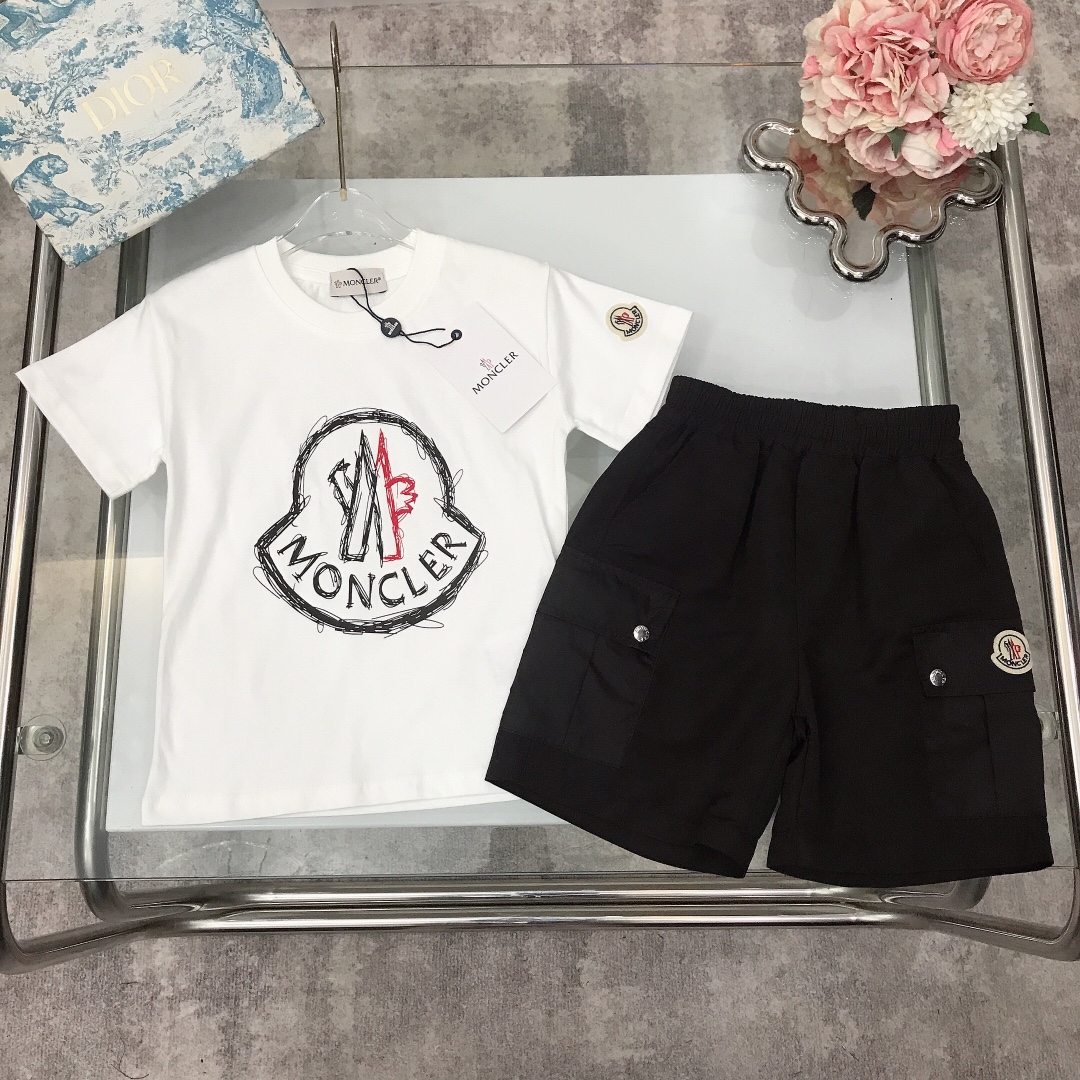 NO:212124,【Spot delivery】 Moncle* Set [Short-sleeved beach quick-drying pants] Graffiti direct spray printing Simple logo letter icon printing design Graffiti sketch design Round neck short-sleeved T-shirt with multi-pocket tooling shorts The style is crisp and stylish ~ High-density thick pure cotton texture with comfortable and breathable and high-end wide threaded neck design High-end fashionable style, size--120-130-140-150-160 [CM] Requires counter packaging, clothes, christian louboutin, shorts, T-shirt, tees, t-shirt,19860909【现货发】   Moncle* 套装【短袖沙滩速干裤】涂鸦直喷印花 简单logo字母图标印花设计 涂鸦素描设计圆领短袖T恤搭配多口袋工装短裤 版型挺括有型～高紧密度厚实的纯棉质地上身舒适透气又高级 宽大螺纹领口设计 高级时髦款, 尺码--120-130-140-150-160【CM】 需要专柜包装元,衣服,christian louboutin,shorts,T-shirt,tees，t-shirt,,Children's
