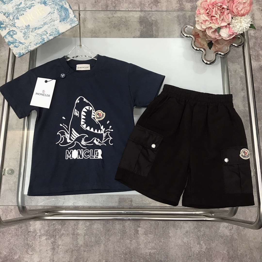 NO:212130,【Spot delivery】 Moncle* Set [Short-sleeved beach quick-drying pants] Three-dimensional foam shark print Simple logo letter icon printing design Round neck short-sleeved T-shirt with multi-pocket tooling shorts The style is crisp and stylish ~ High-density thick pure cotton texture with comfortable and breathable and high-end wide threaded neckline design High-end fashionable style, size--120-130-140-150-160 [CM] Requires counter packaging, clothes, christian louboutin, shorts, T-shirt, tees, t-shirt,19860909【现货发】   Moncle* 套装【短袖沙滩速干裤】立体发泡鲨鱼印花 简单logo字母图标印花设计 圆领短袖T恤搭配多口袋工装短裤 版型挺括有型～高紧密度厚实的纯棉质地上身舒适透气又高级 宽大螺纹领口设计 高级时髦款, 尺码--120-130-140-150-160【CM】 需要专柜包装元,衣服,christian louboutin,shorts,T-shirt,tees，t-shirt,,Children's
