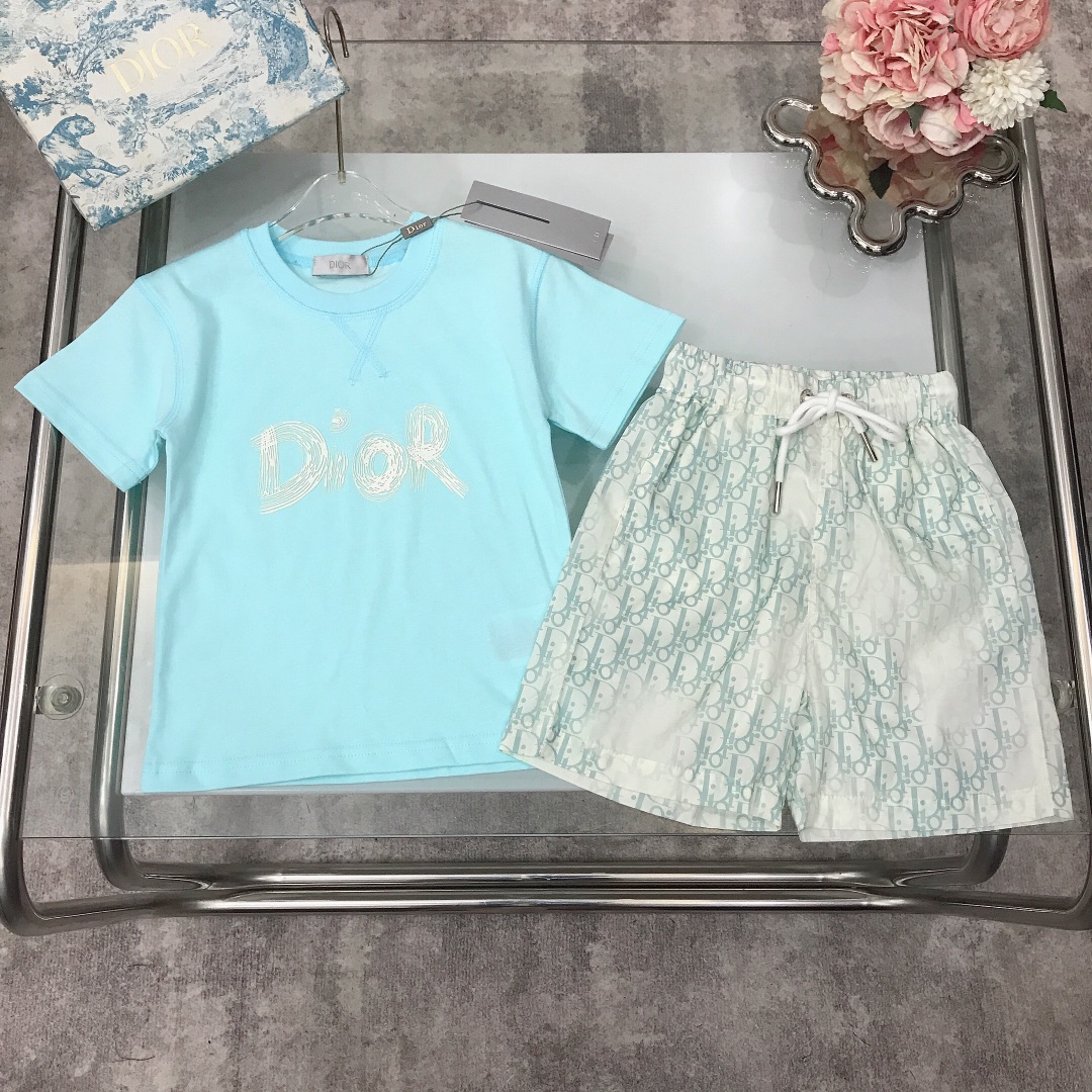 NO:212136,[Spot delivery] DIO* set [Short-sleeved gradient speed drying pants] Line-line logo letter printing design with fresh gradient color full-print logo quick-dry shorts. The style is crisp and stylish~ High-tight and thick pure cotton texture is comfortable, breathable and high-end. Wide threaded neckline design. High-end fashionable style, size--120-130-140-150-160 [CM] Requires counter packaging, clothes, dior, shorts, T-shirt,19860909【现货发】   DIO*套装【短袖渐变速干裤】线纹logo字母印花设计搭配清新渐变色全面满印logo速干短裤 版型挺括有型～高紧密度厚实的纯棉质地上身舒适透气又高级 宽大螺纹领口设计 高级时髦款, 尺码--120-130-140-150-160【CM】 需要专柜包装元,衣服,dior,shorts,T-shirt,,Children's