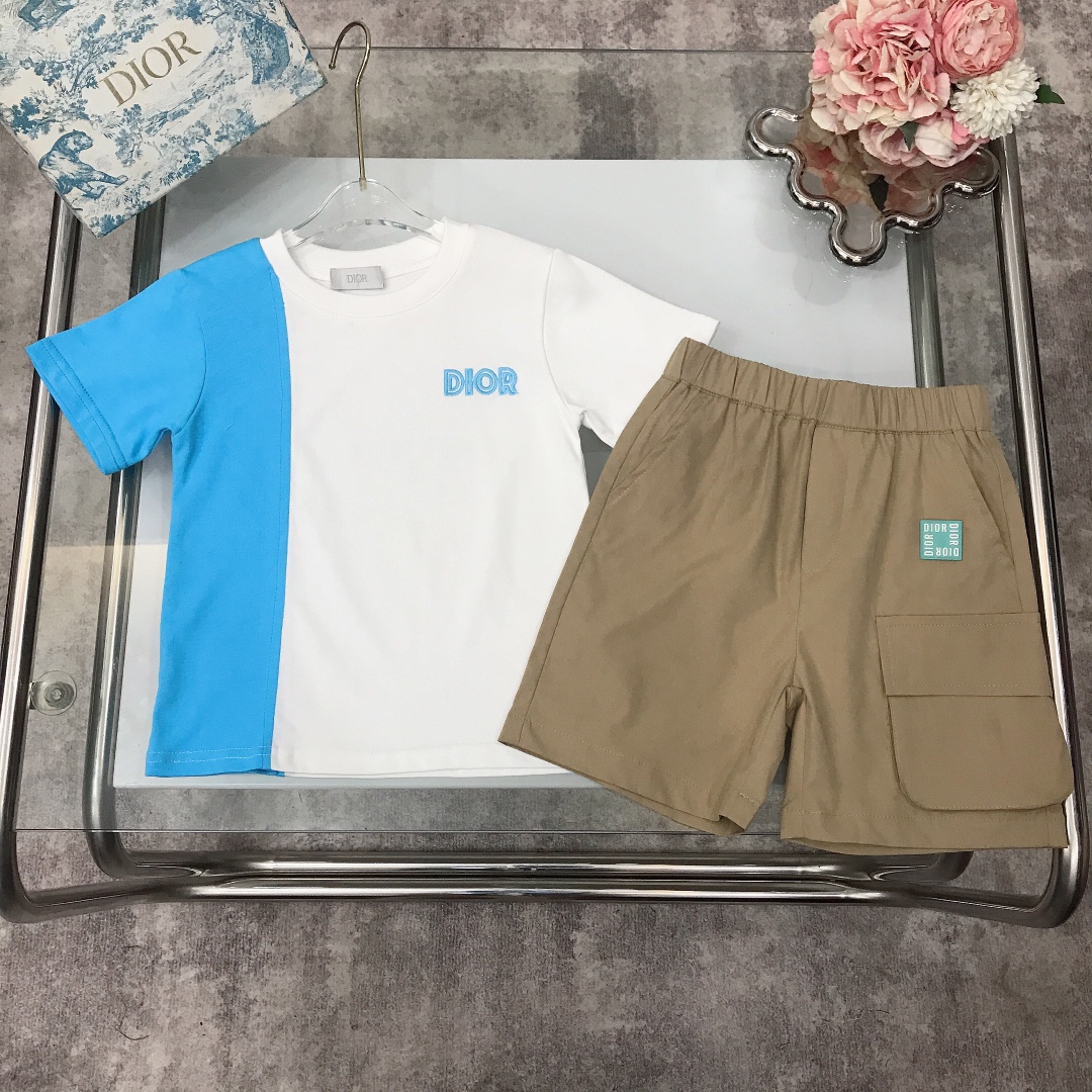 NO:212142,[Spot delivery] DIO* set [Short-sleeved thin work shorts] Two-color spliced ​​short sleeves with three-dimensional embroidered small LOGO on the chest with ultra-thin ice silk shorts, large pocket design on the side, crisp and stylish ~ high-density, thick pure cotton texture, comfortable, breathable and high-end wide threaded neckline design, high-end fashionable style, size 90--120-130-140-150 [CM] Requires counter packaging, clothes, dior, shorts, T-shirt,19860909【现货发】   DIO*套装【短袖薄款工装短裤】两色拼接短袖胸前立体刺绣小LOGO搭配超薄冰丝感短裤 侧边大口袋设计 版型挺括有型～高紧密度厚实的纯棉质地上身舒适透气又高级 宽大螺纹领口设计 高级时髦款, 尺码90---120-130-140-150【CM】 需要专柜包装元,衣服,dior,shorts,T-shirt,,Children's