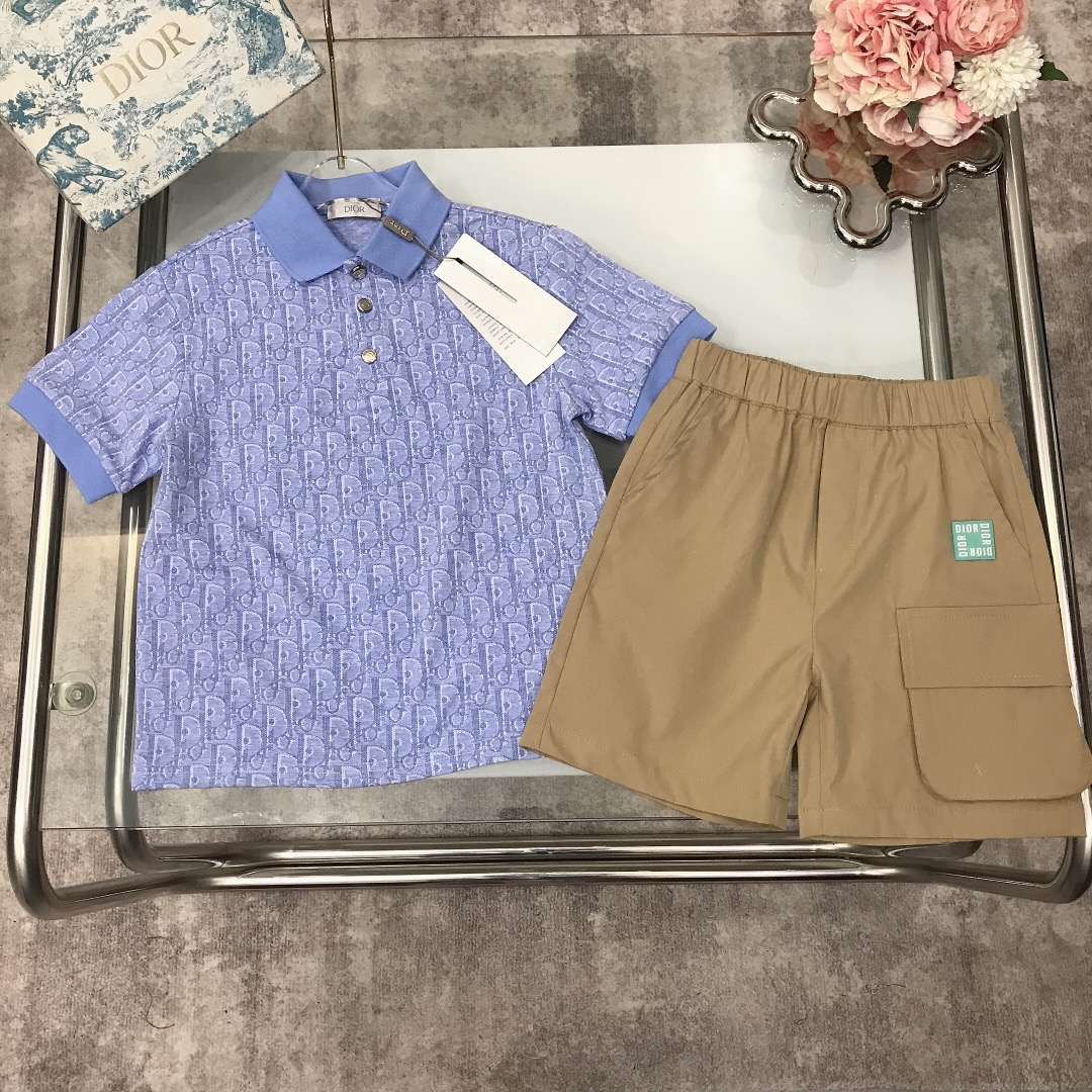 NO:212148,[Spot delivery] DIO* suit [Lapel Polo shirt thin work shorts] Full-print LOGO with retro silver button accessories ultra-thin ice silk shorts, large side pocket design, crisp and stylish ~ High-density thick pure cotton texture, comfortable, breathable and high-end wide threaded neckline design, high-end fashionable style, size--120-130-140-150 [CM] Requires counter packaging, clothes, dior, shorts,19860909【现货发】   DIO*套装【翻领Polo衫薄款工装短裤】全面满印LOGO搭配复古银色纽扣配饰超薄冰丝感短裤 侧边大口袋设计 版型挺括有型～高紧密度厚实的纯棉质地上身舒适透气又高级 宽大螺纹领口设计 高级时髦款, 尺码--120-130-140-150【CM】 需要专柜包装元,衣服,dior,shorts,,Children's